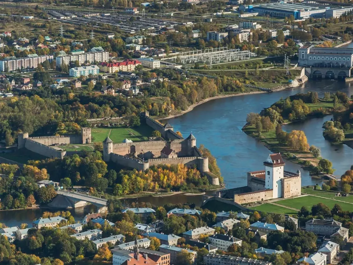 Нарва и Ивангород. Замок Ивангород и Нарва. Ивангородская крепость Нарва. Нарва и Ивангород вид сверху.