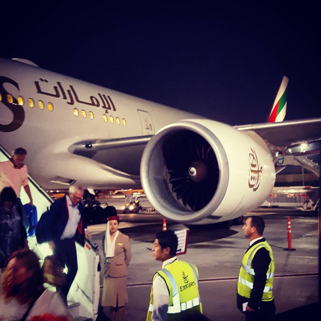 Работа аэропорта в дубае. Аэропорт Дубай. ДХБ аэропорт Дубай. Площадь аэропорта Дубай. Туристы в аэропорту Дубая.