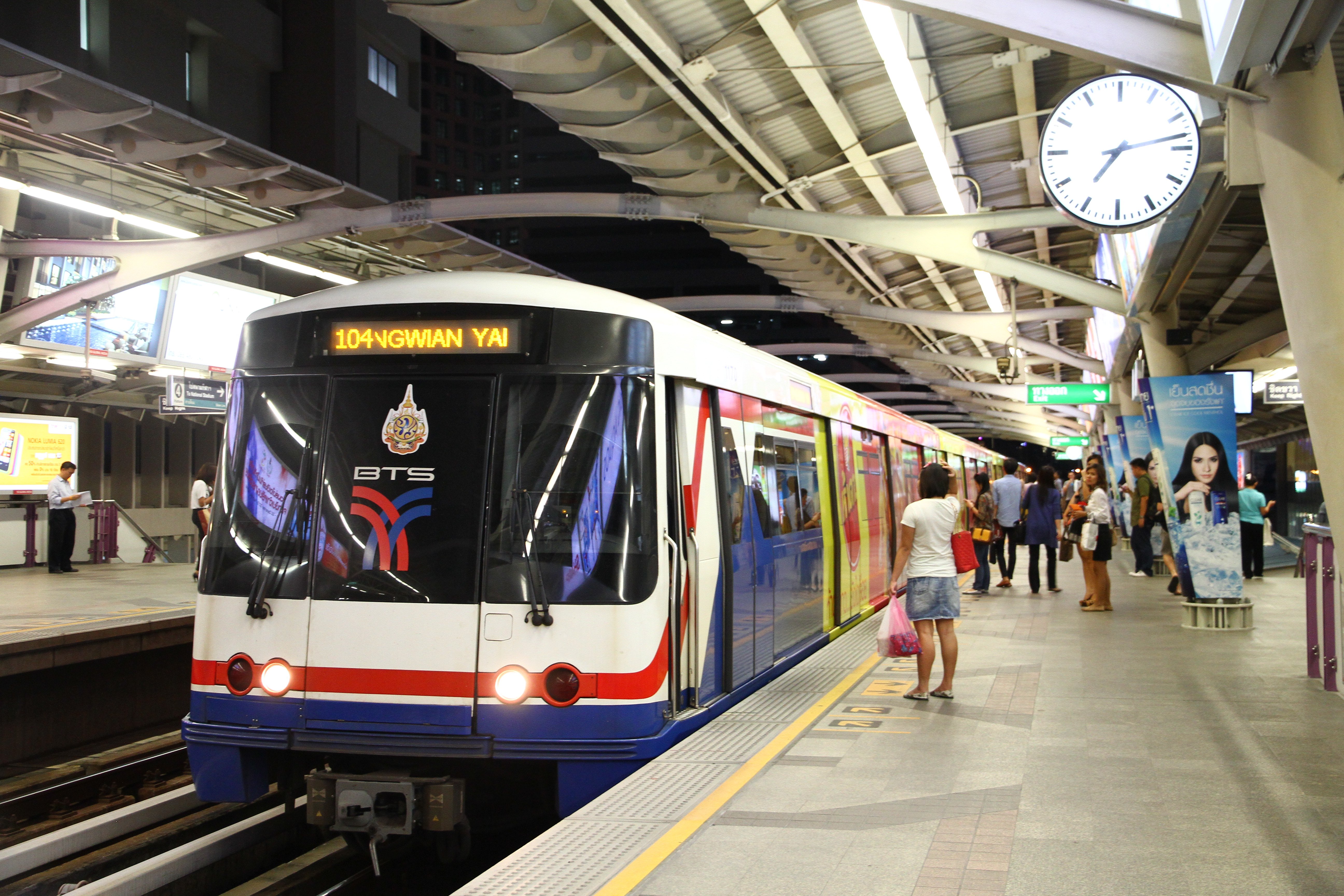 Станции метро бангкок. Метро в Тайланде. Наземное метро Бангкока. Вагон метро Бангкок. Метро Бангкока поезда.