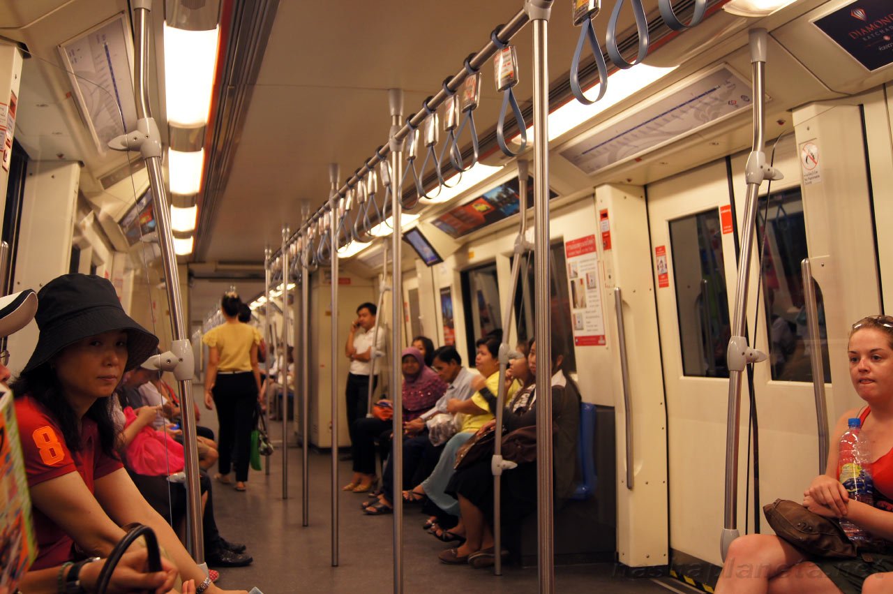 Станции метро бангкок. Метро Бангкока поезда. Вагон метро Бангкок. Бангкок Тайланд метро. Бангкокский метрополитен.