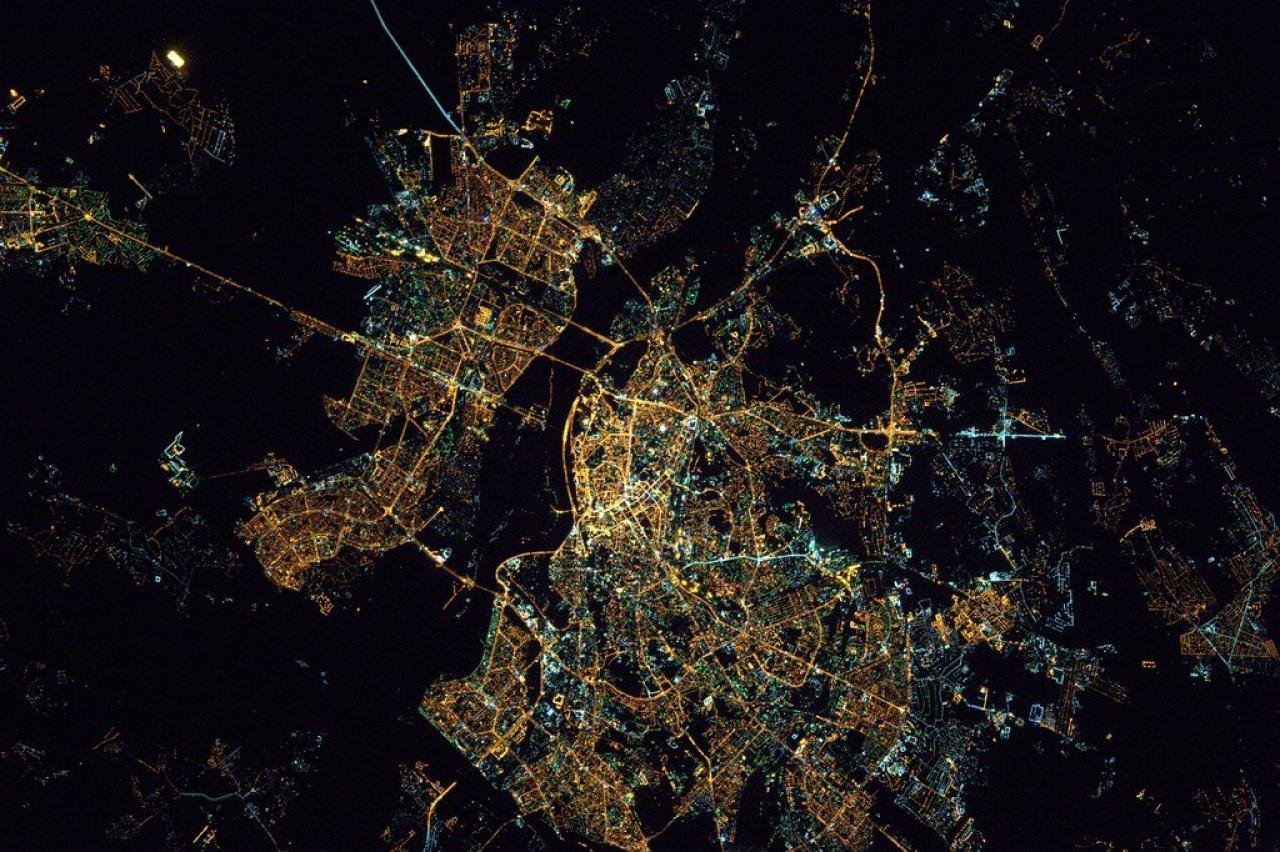 В реальном времени 3 д. Ночной Киев из космоса. Ночной Новосибирск с МКС. Ночные снимки Украины с космоса. Снимок Украины с МКС космоса ночью.