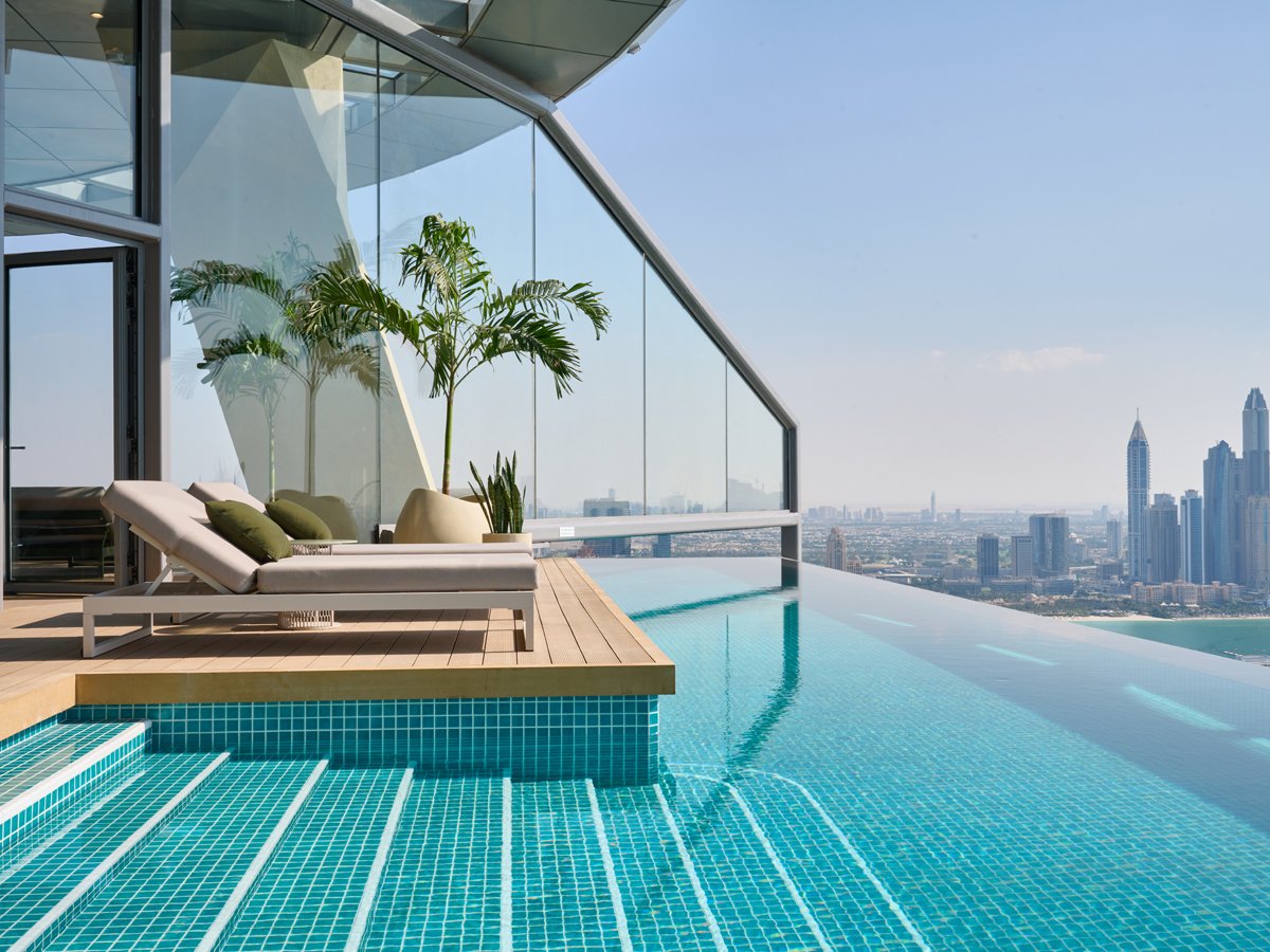 Панорамный бассейн Дубай Aura Skypool