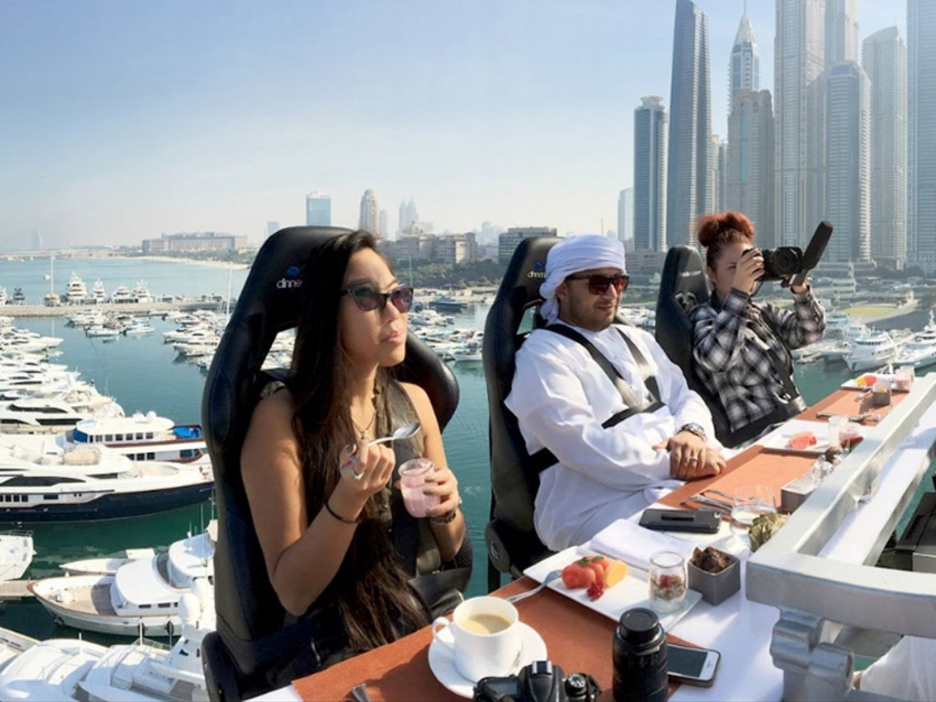 Игры из выжить в дубае. Dinner in the Sky Дубай. Dinner in the Sky ресторан Dubai. Дубай Скай Дубай. Ресторан Clap Дубай.