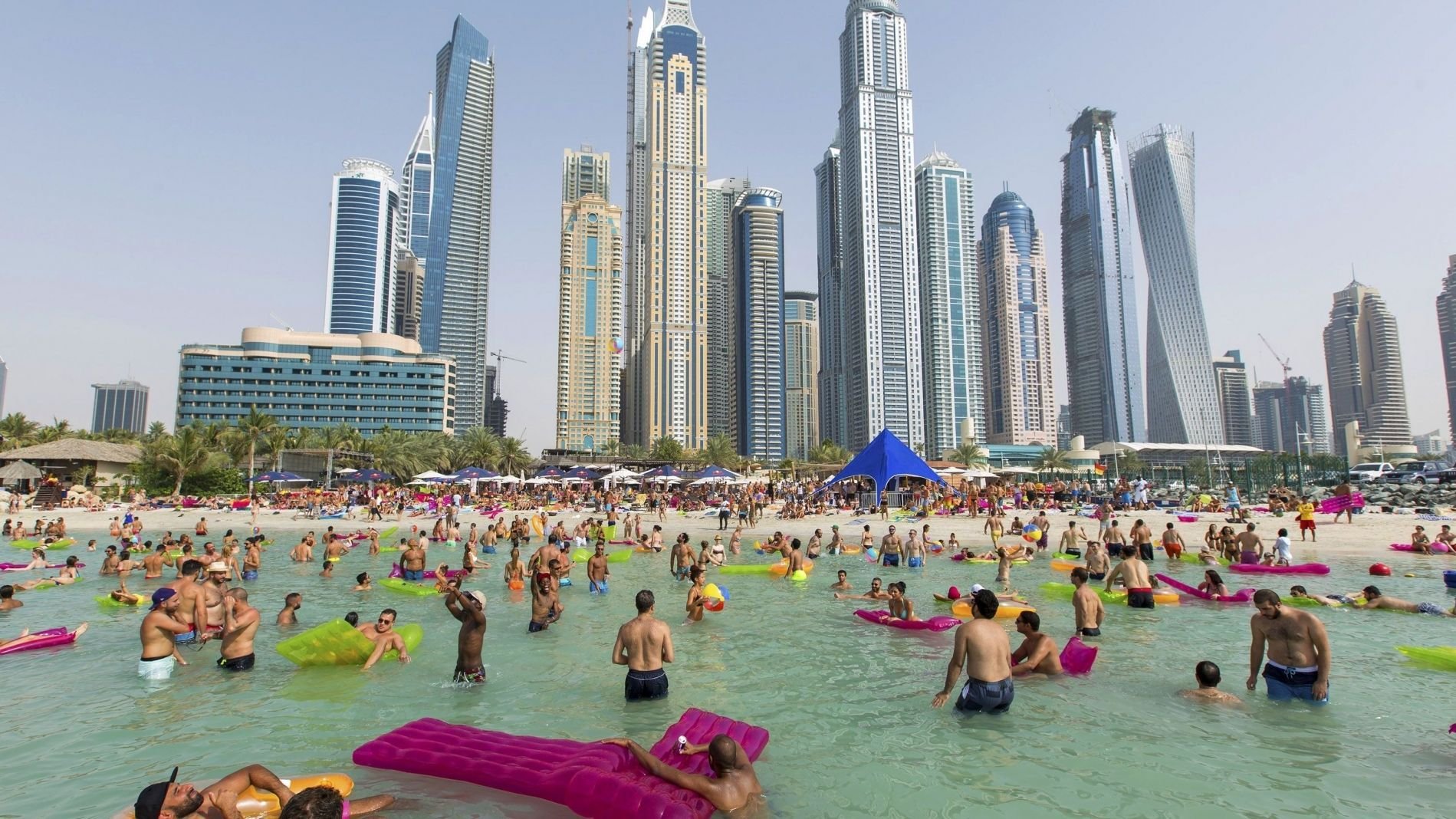 Дубай можно ли в шортах. Барасти Бич Дубай. Пляж Barasti Дубай. Пляж Сансет Дубай. Пляж Меркато в Дубае.