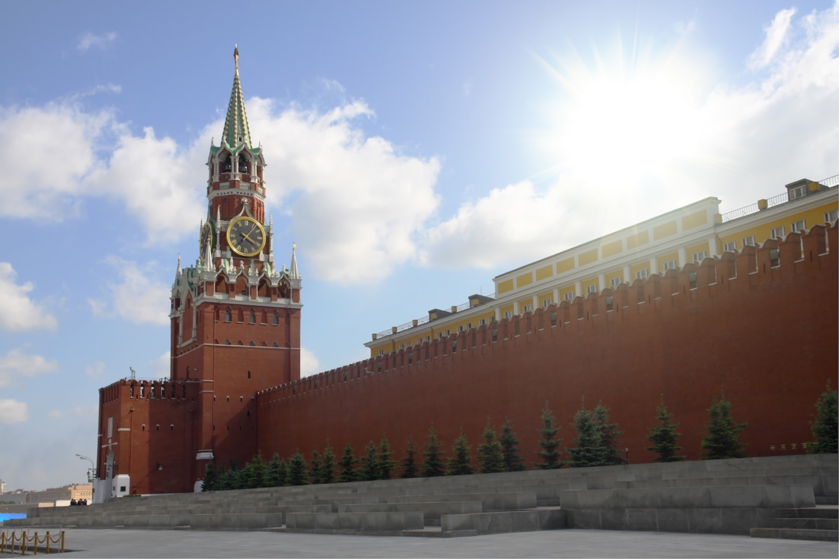 Московский кремль башня слов. Moscow Spasskaya Tower. Спасская башня фото. Красная площадь с боку. Зубцы кремлевской стены.