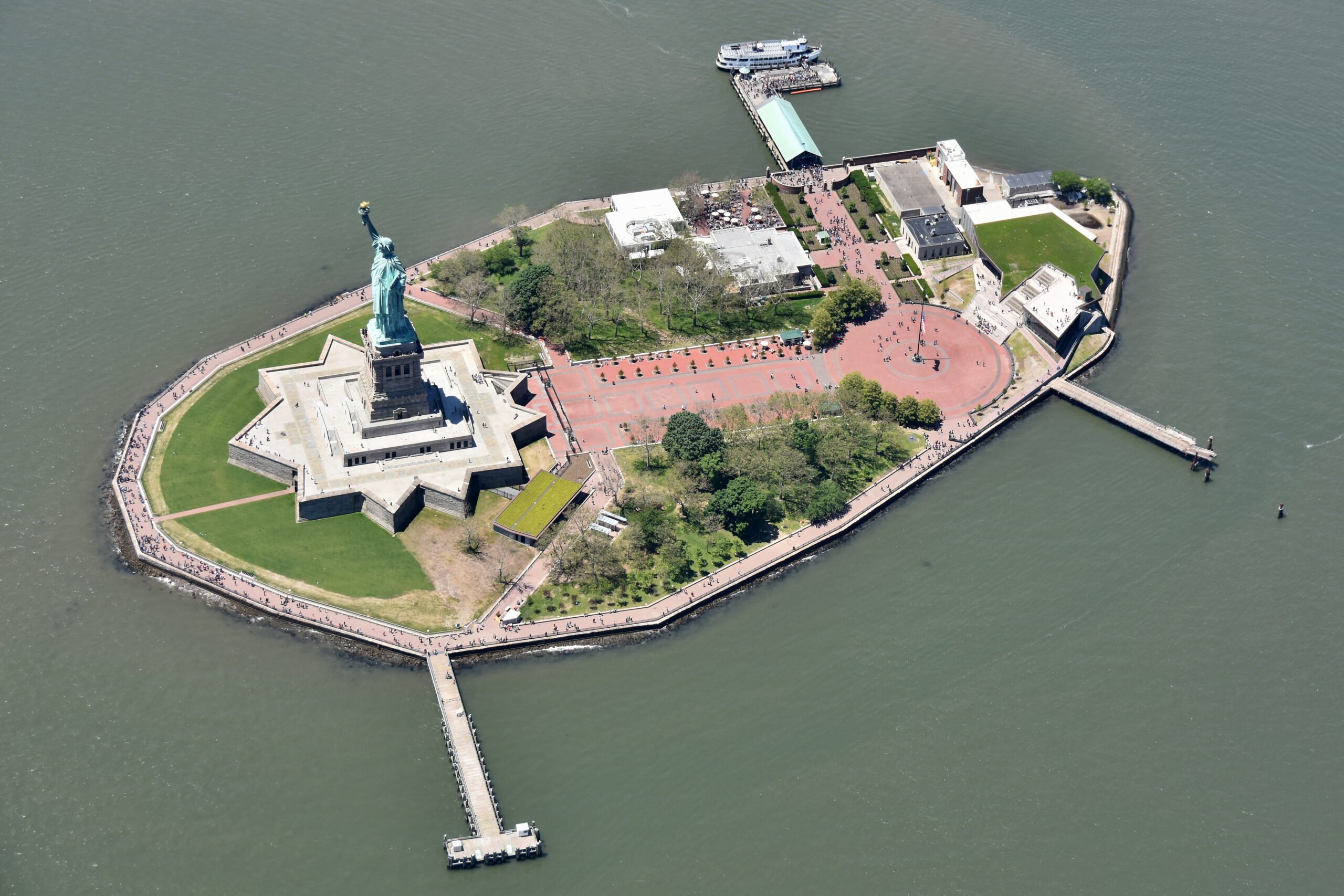 Ellis island. Эллис Айленд. Эллис Айленд в Нью-Йорке. Остров свободы Нью-Йорк. Остров Эллис и статуя свободы.