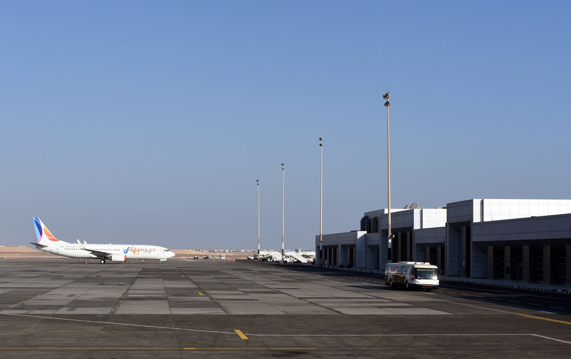 Сайт аэропорта хургады. Аэропорт Хургада 2023. Этисалат аэропорт Хургада. Аэропорт Хургада 2011. Старый аэропорт Хургады.