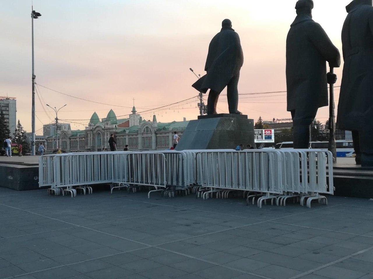 Мероприятие на площади ленина сегодня. Площадь Ленина Новосибирск. Памятник Ленину Новосиб. Новосибирск площадь Ленина полиция. Ленин на площади Ленина Новосибирск.