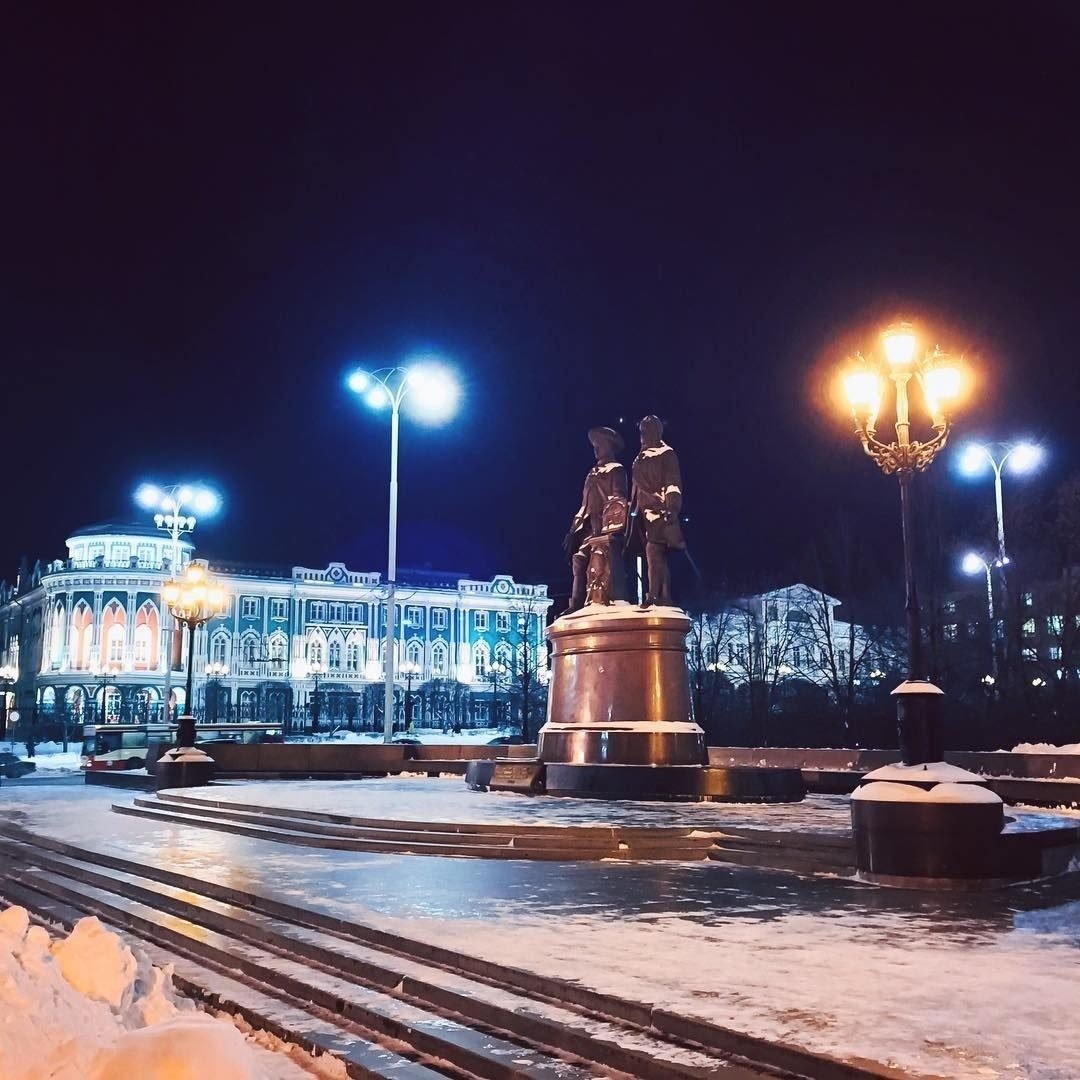 Сходить екатеринбурге. Ночной ЕКБ Ленина. Ночной ЕКБ зима. Екатеринбург 2021. Екатеринбург зима ночь.