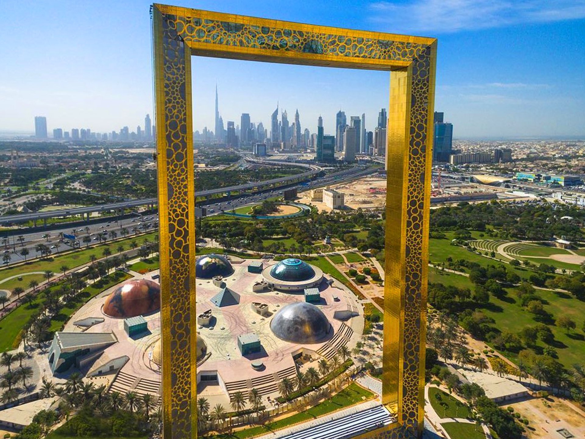 Дубай golden. Арка в Дубае. Золотая рама в Дубае. Золотая рамка Дубай смотровая площадка. Золотая арка Дубай.