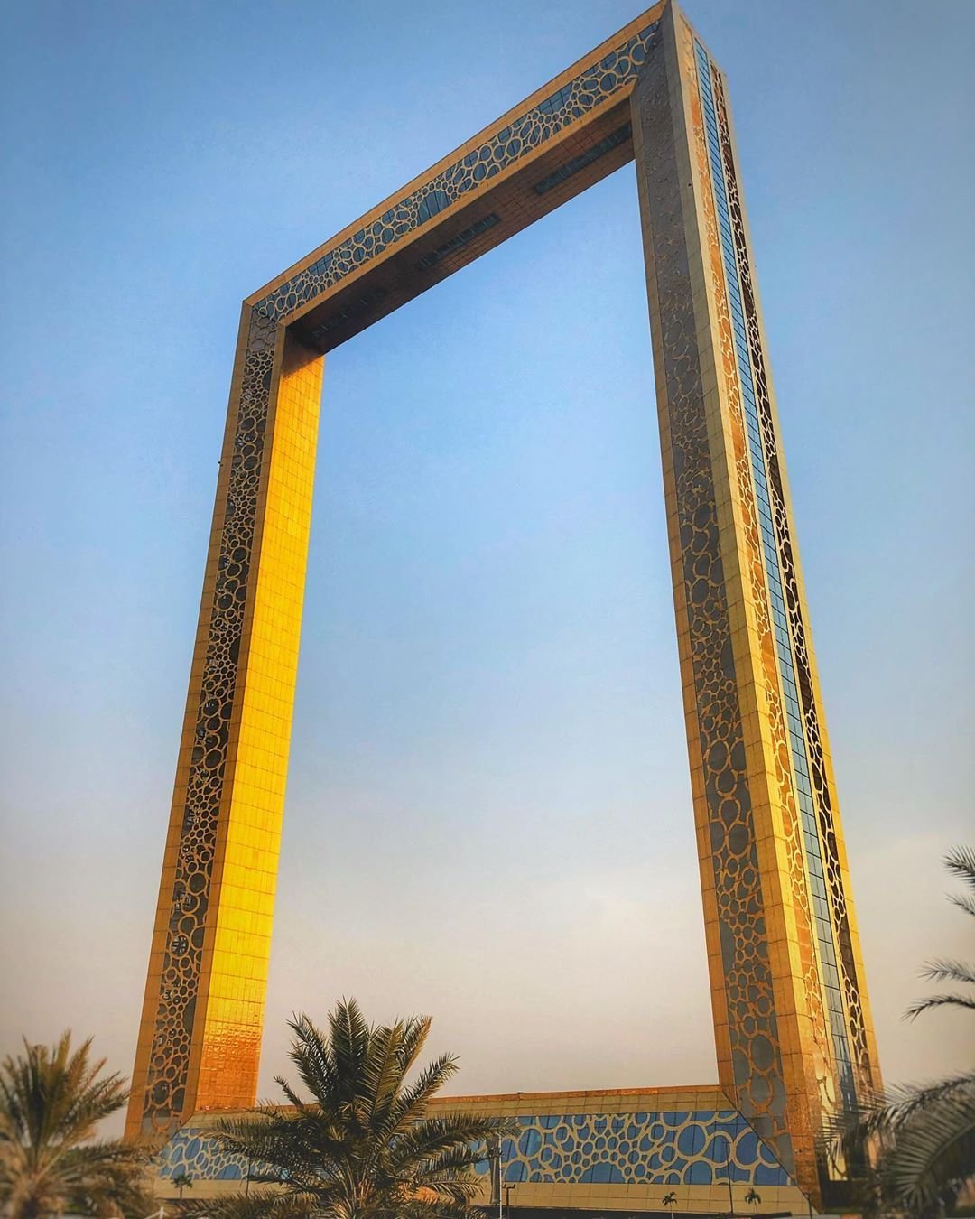 Dubai frame. Дубай Фраме. Золотая арка Дубай. Золотая рамка Дубай смотровая площадка. Золотая рама в Дубае.