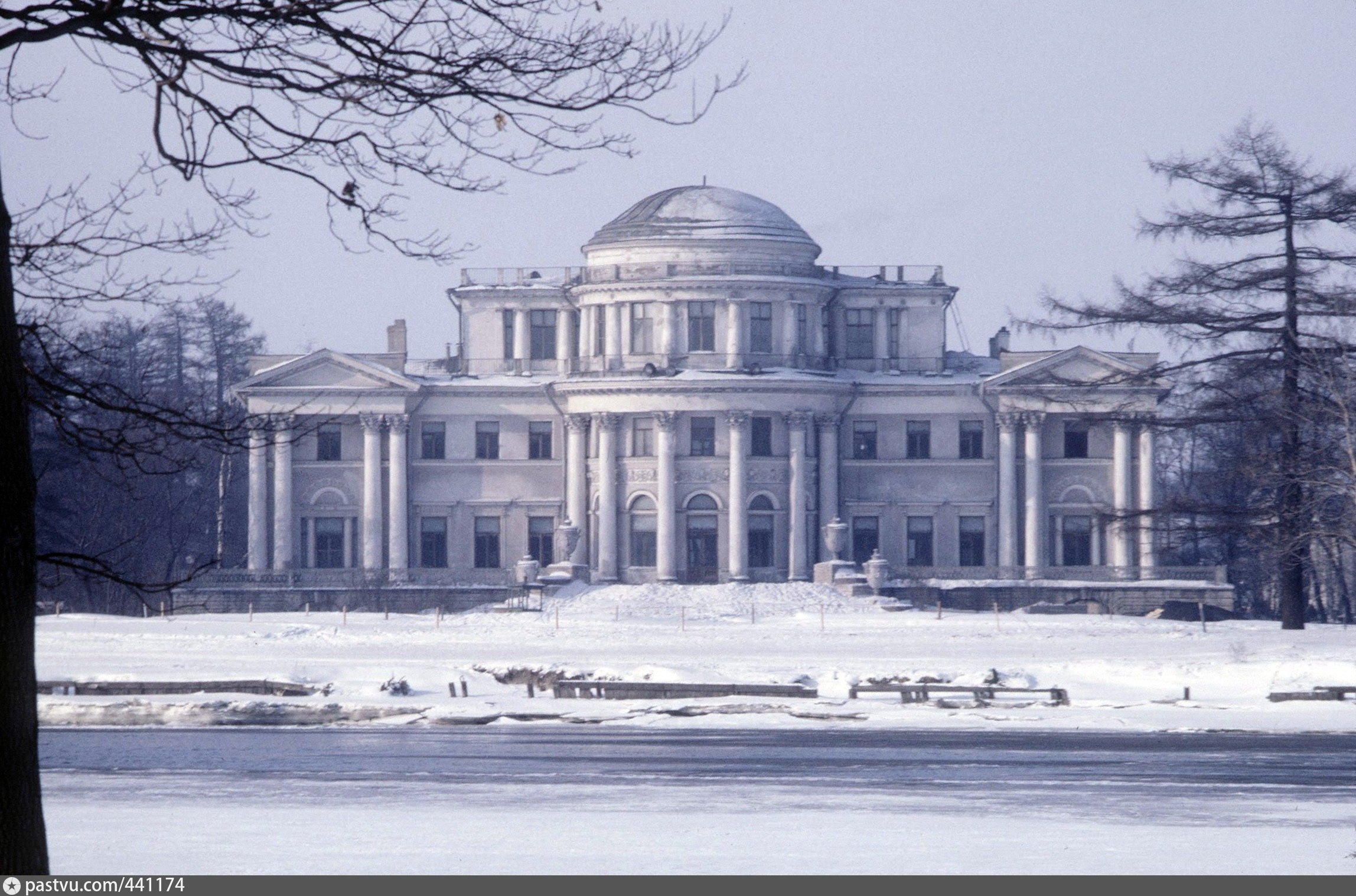 Елагин дворец фото. Росси Елагин дворец. Елагиноостровский дворец в Санкт-Петербурге. Елагин дворец Елагин остров.