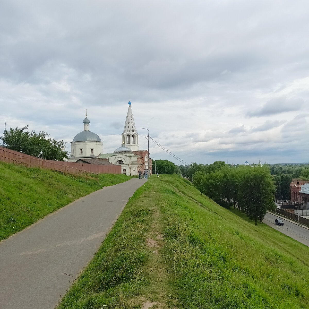 Серпухов кремль. Серпуховский Кремль Соборная гора. Белокаменный Кремль Серпухов. Серпуховский Кремль фото. Высоцкая башня Серпуховского Кремля.