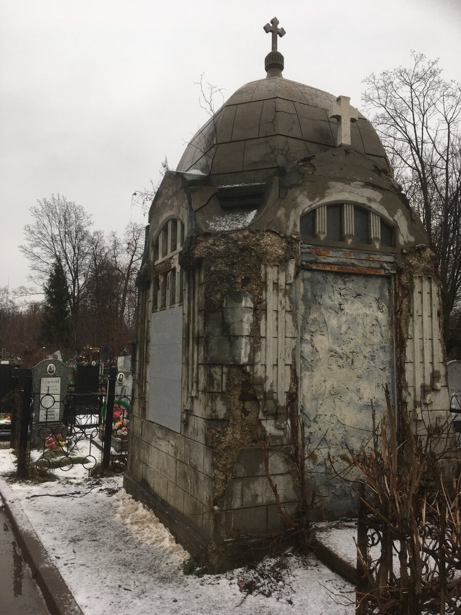 Памятник василию сталину. Василий Сталин Арское кладбище. Казанское Арское кладбище. Арское кладбище склепы. Могила Василия Сталина на Арском кладбище Казань.