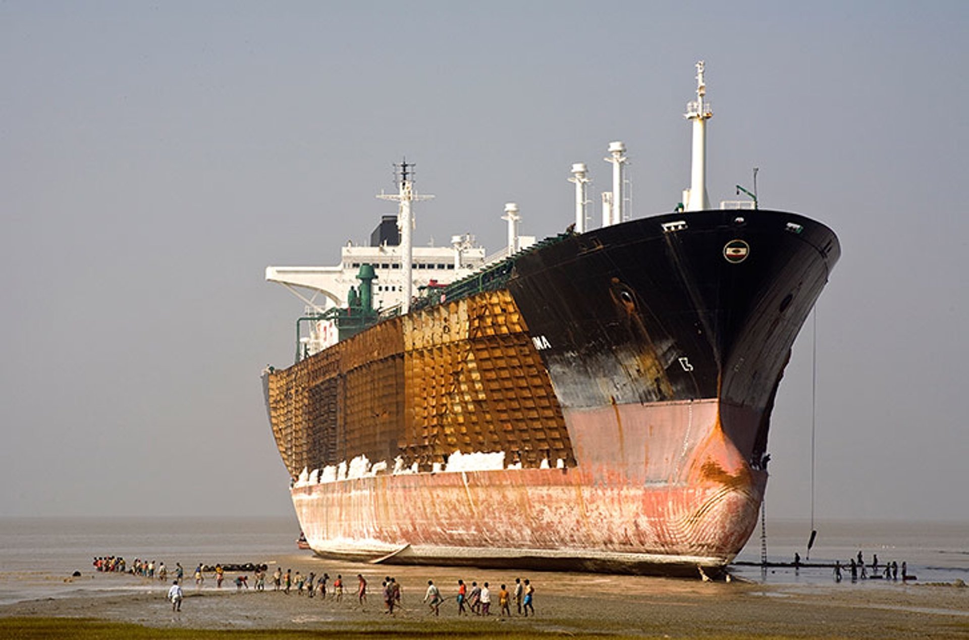 Огромные пароходы. Читтагонг Бангладеш кладбище кораблей. Читтагонг кладбище кораблей. Порт Аланг кладбище кораблей. Корабль Bourbon Mistral.