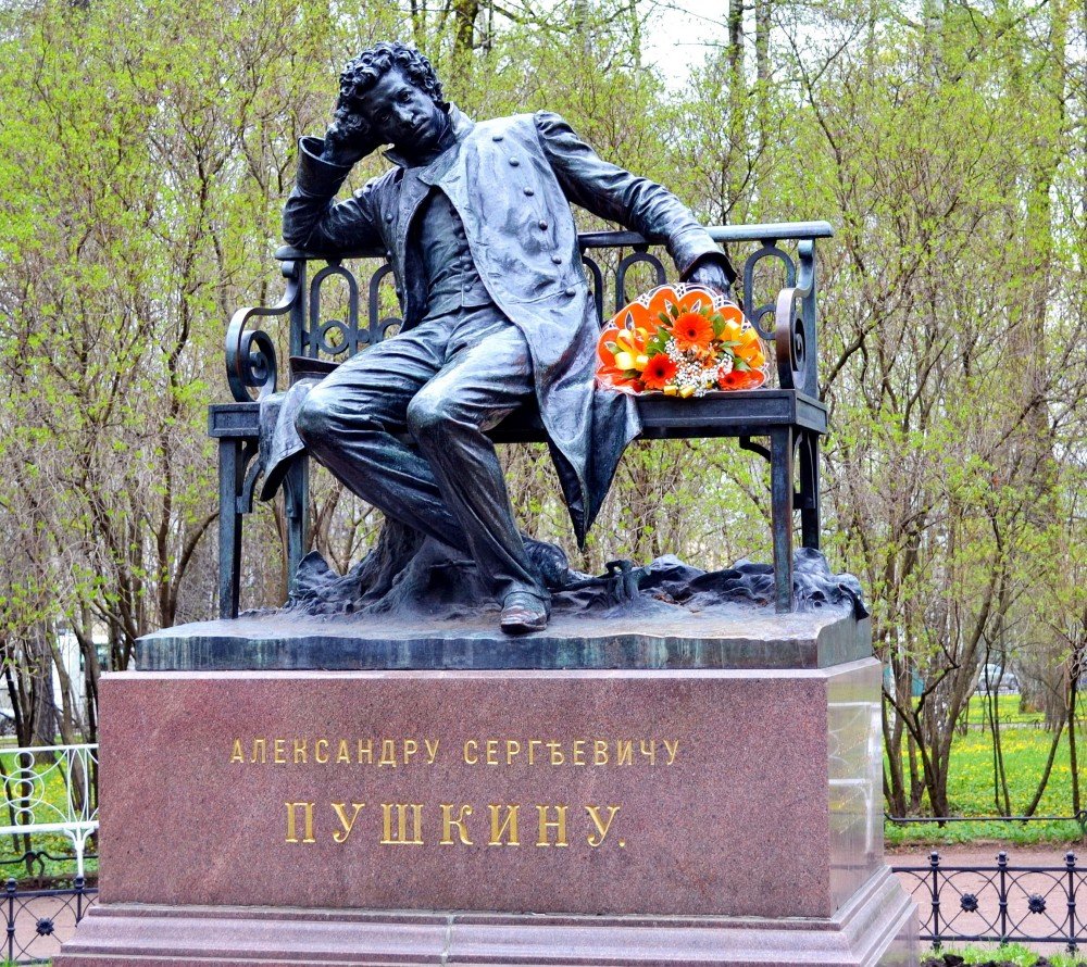 Памятник пушкину в городе пушкин. Царское село Пушкин Лицейский памятники. Памятник Пушкину в Царском селе. Памятник Пушкину лицеисту в Царском селе. Памятник Пушкину в лицейском саду.