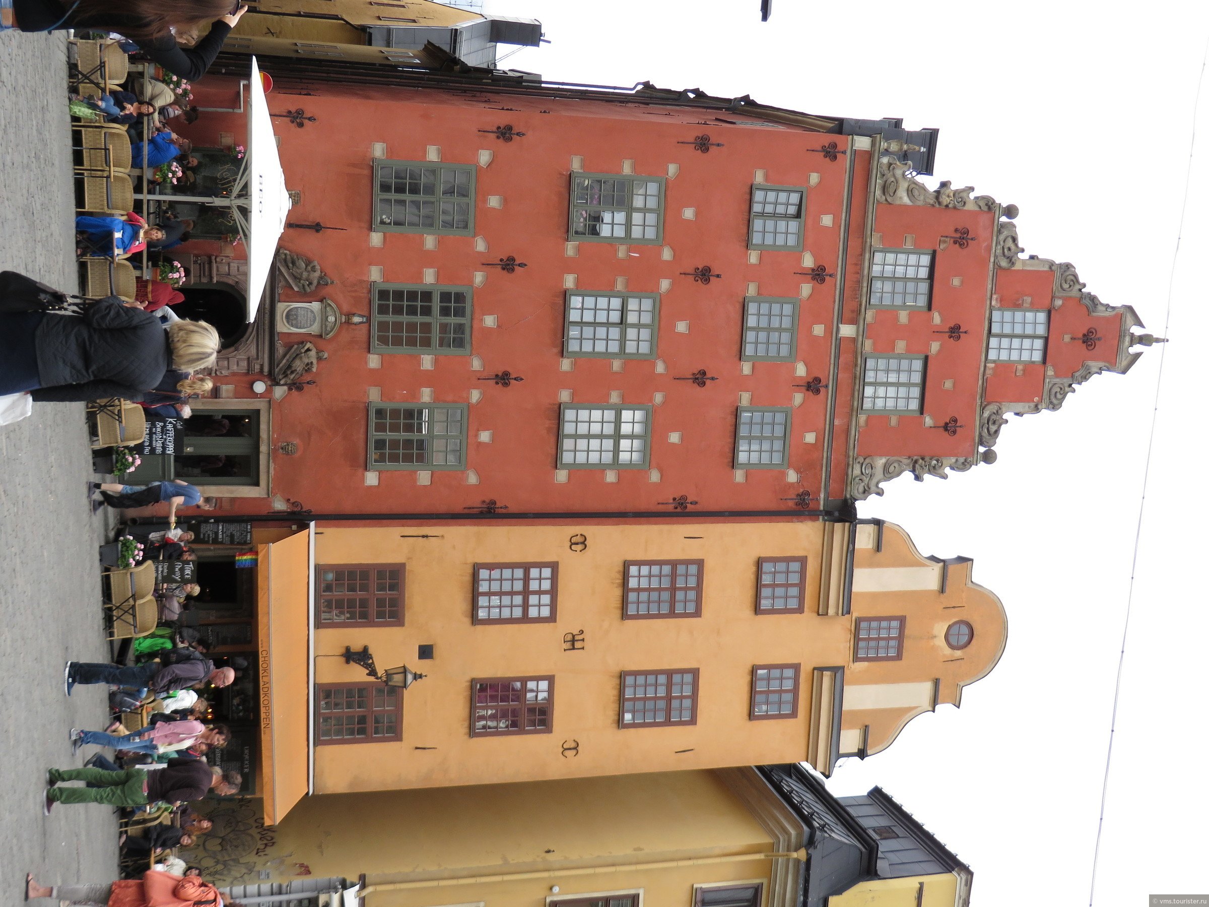 Крыша где жил карлсон. Крыша Карлсона в Стокгольме. Дом Карлсона в Стокгольме. Дом Карлсона в Стокгольме на крыше. Дом в котором жил Карлсон в Стокгольме.