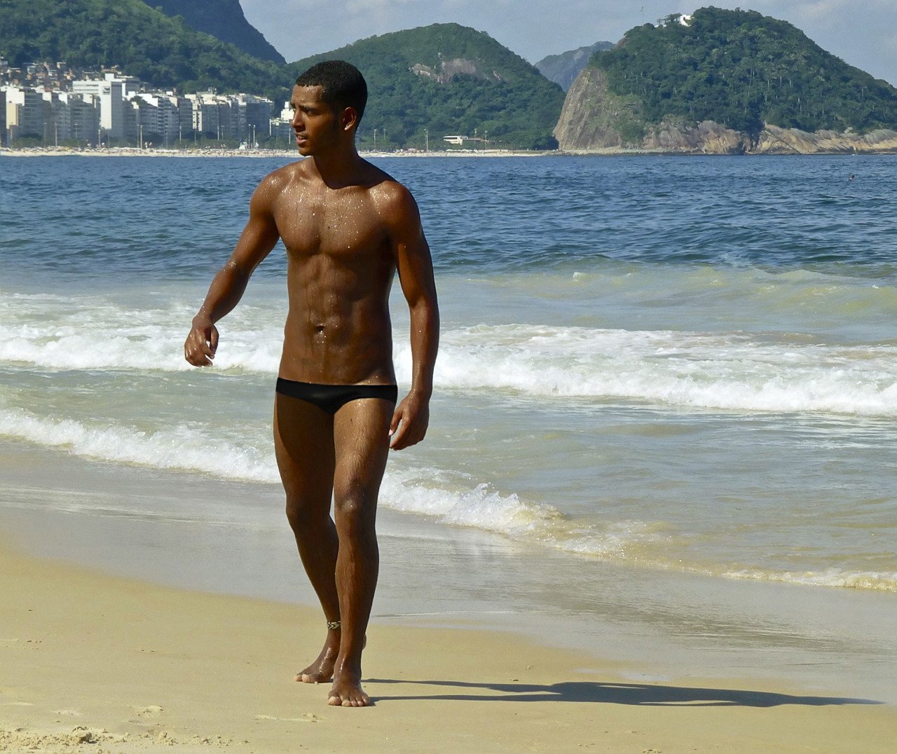 Гол пляж муж. Парни на пляже. Бразильские мужчины на пляже. Темнокожий парень на пляже.