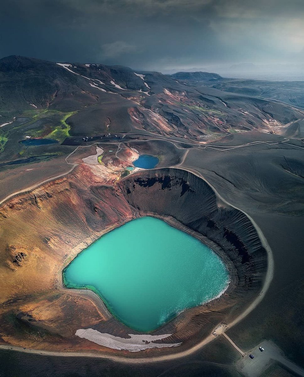 Бездонное озеро в кратере вулкана уганда