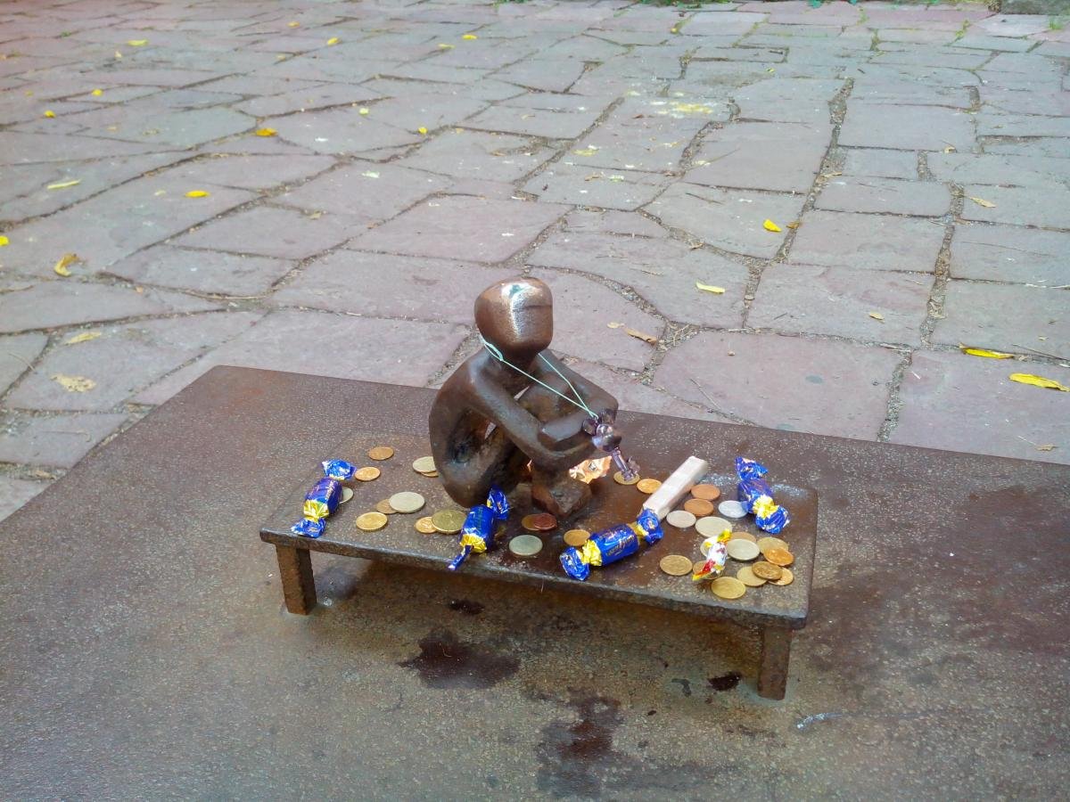 Нильс Хольгерссон памятник