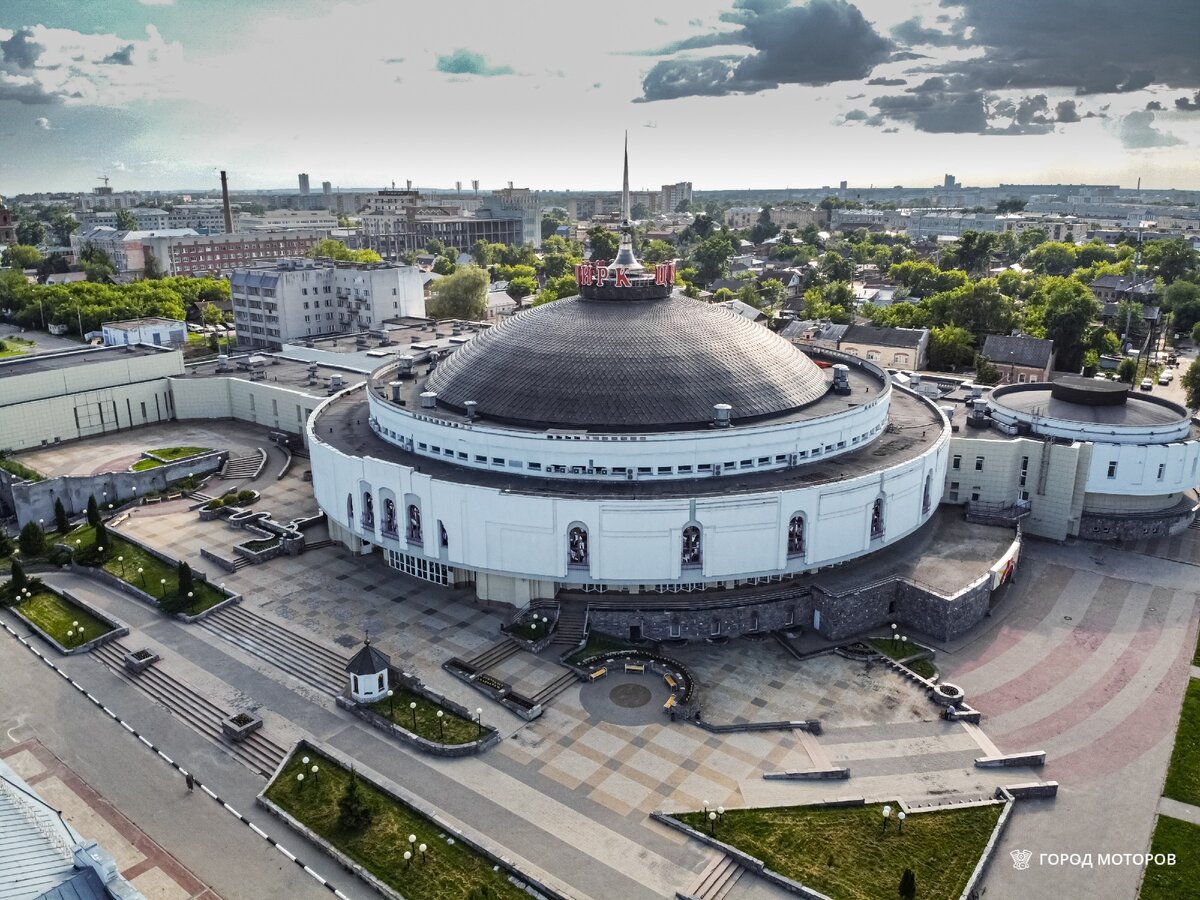 Самый большой нижний. Цирк Усали здание. Самое красивое здание цирка в мире. Самый большой цирк. Самый большой цирк в Европе.