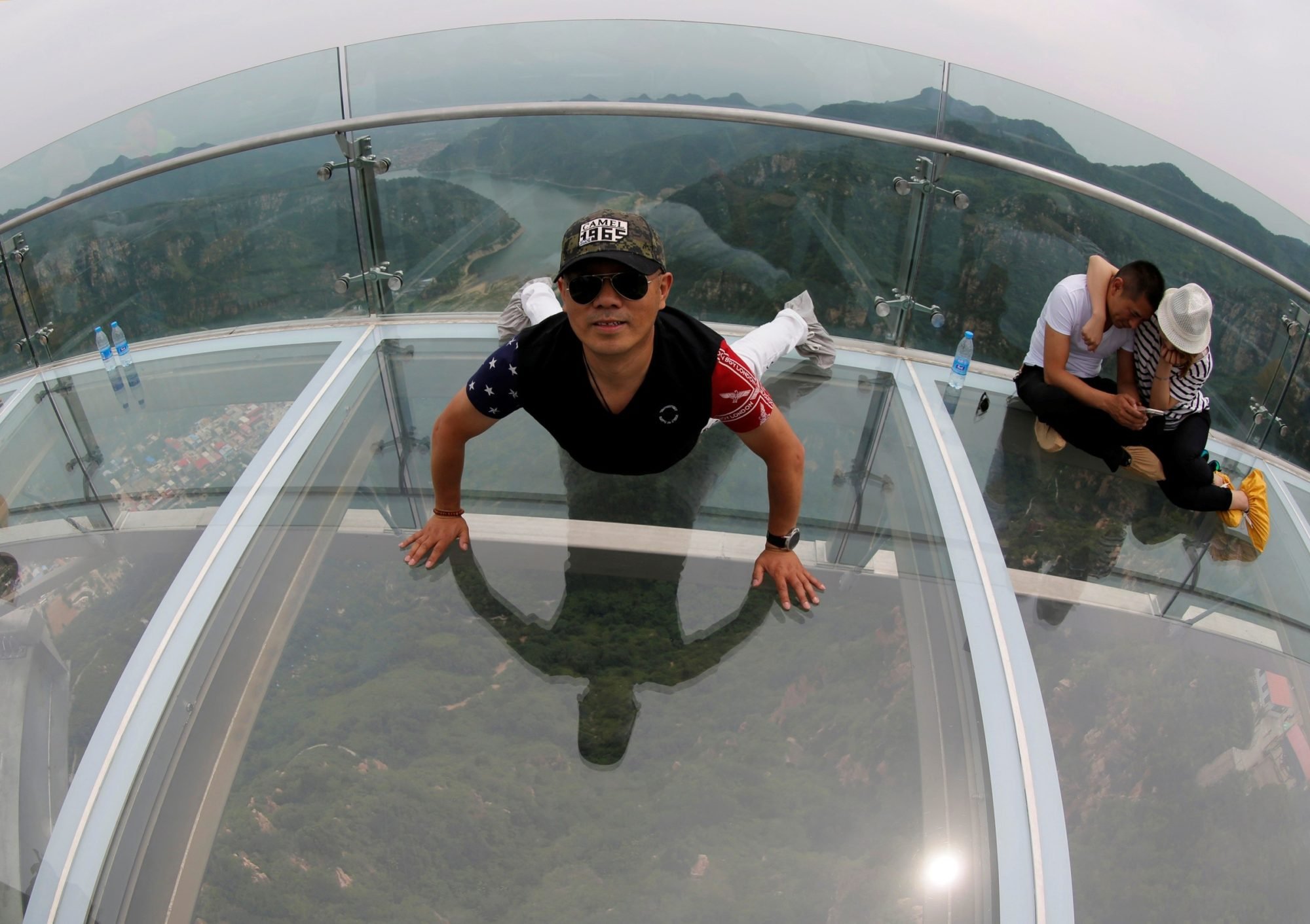 Стеклянный мост тайланд. Китай стеклянная смотровая площадка на высоте 400 метров. Стеклянный мост в Пекине. Стеклянный мост Паттайя. Стеклянная смотровая площадка в Пекине.