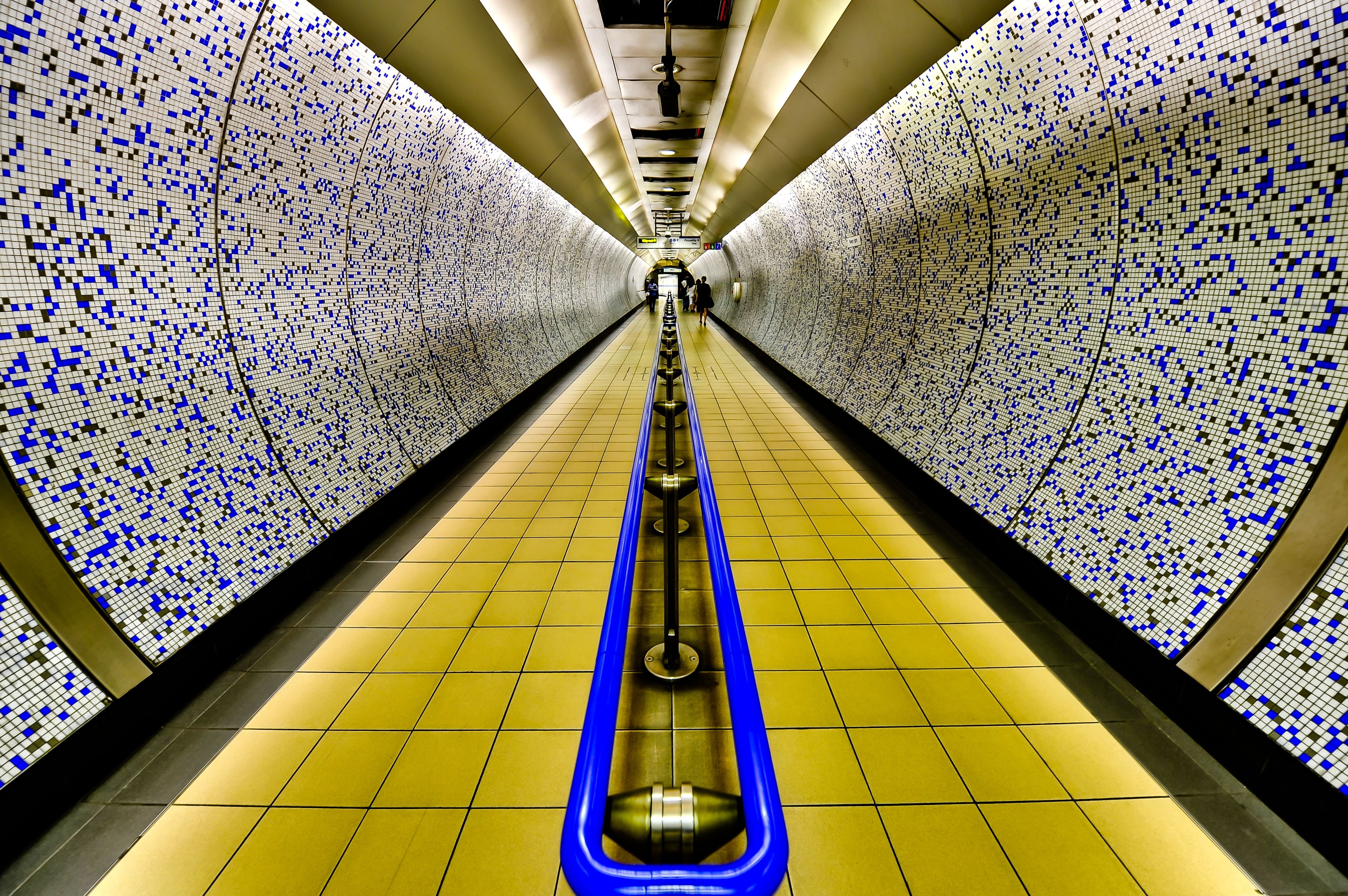 Метро развлечение. Метро Лондона. Красивые станции метро Лондона. Станция метро Фостер Лондон. Самые красивые станции лондонского метро.