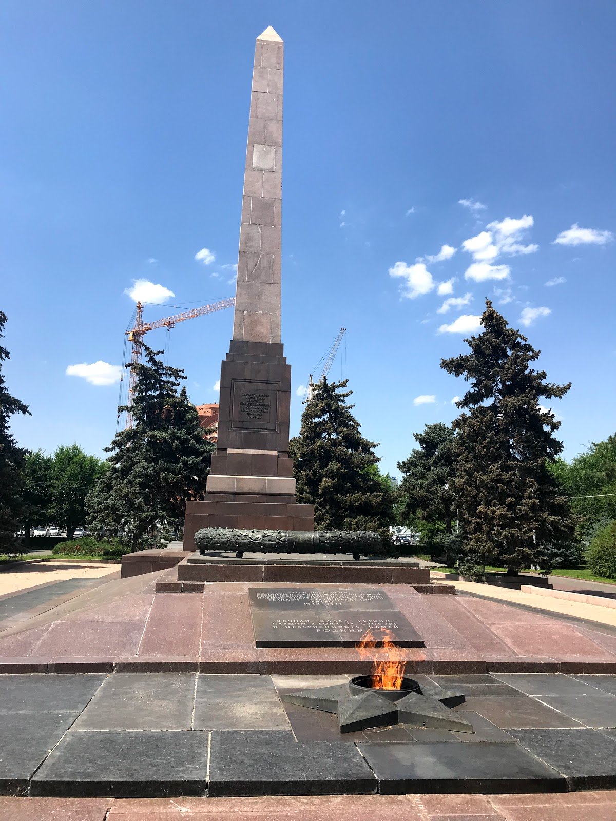 Площадь павших борцов Волгоград. Памятник на площади павших борцов в Волгограде. Аллея павших борцов Волгоград. Площадь павших борцов достопримечательности Волгограда.