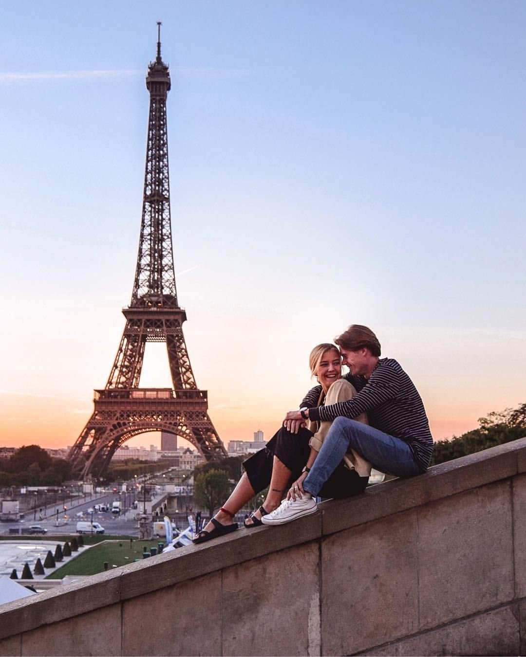 Влюбленные и башня. Пара в Париже. Эйфелева башня в Париже. Париж Эйфелева башня любовь.