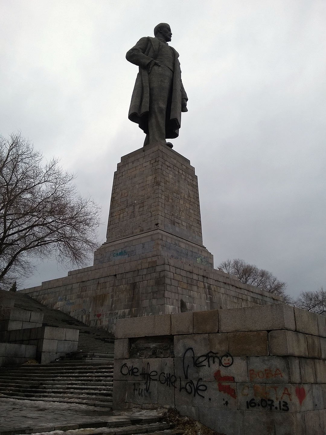 Памятник ленину красноармейский. Монумент Ленина в Волгограде. Монумент Ленин Красноармейский район. Статуя Ленина в Волгограде. Самый большой памятник Ленину в Волгограде.