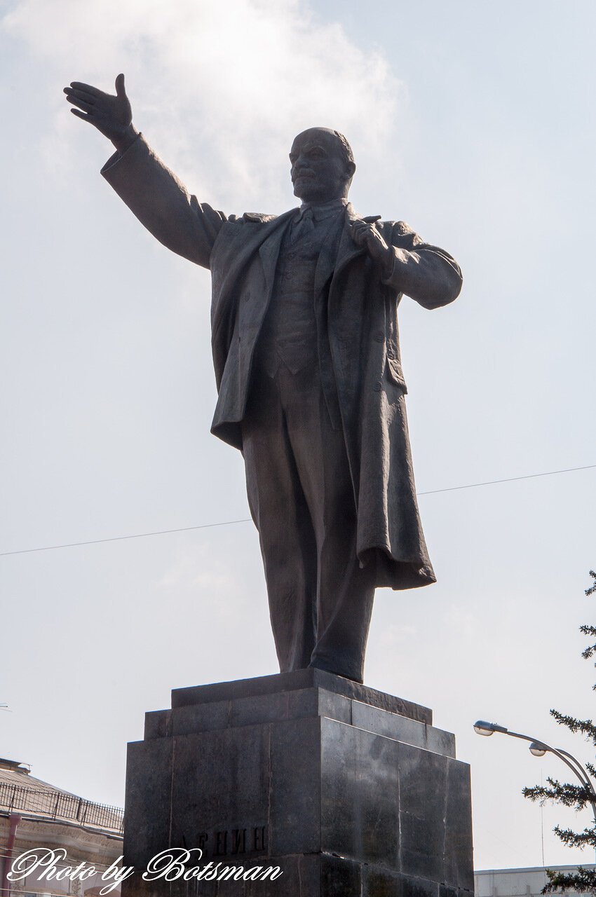 Большие памятники ленину. Самый большой памятник Ленину в Москве. Ленин самый большой памятник Ленину. Памятник Ленину Иркутск. Самые большие статуи Ленина в мире.