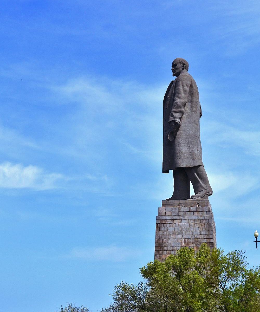 Памятник ленину красноармейский. Ленин Красноармейский район Волгоград. Самый большой памятник Ленину в Волгограде. Статуя Ленина в Волгограде. Волгоград монумент Ленина Красноармейский район.