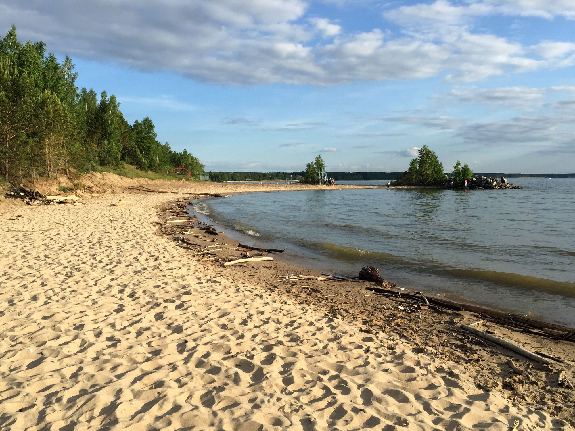 Ломаные берега. Пляж Бердская коса Новосибирск. Обское море Бердск на камнях. Бердская коса Бердск. Бердский залив Обское море.