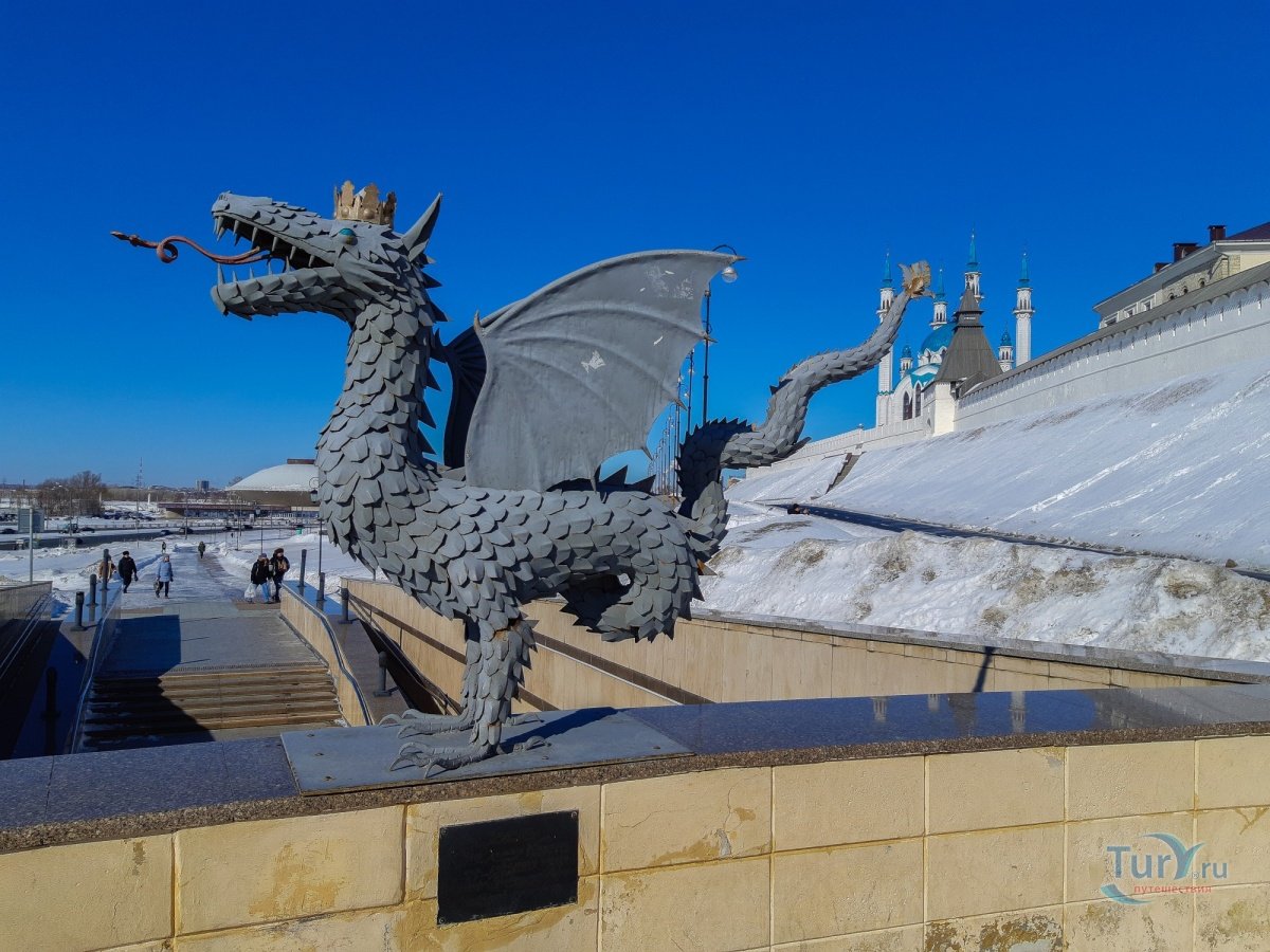 Зилант казань. Коронованный дракон Зилант. Коронованный дракон Казань. Зилант 200. Дракон Зилант Рубин.