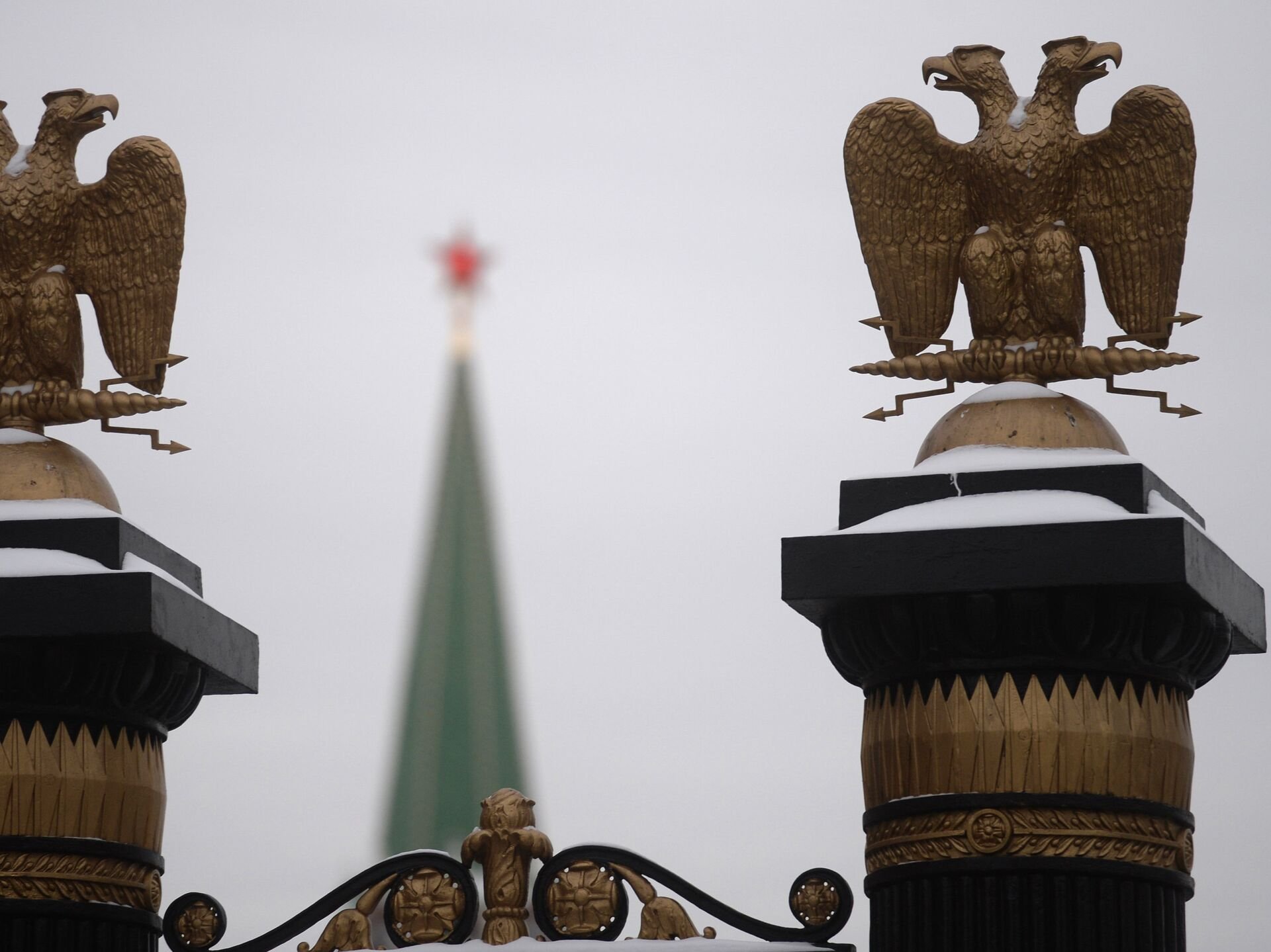 Медведь двуглавый орел башня кремля