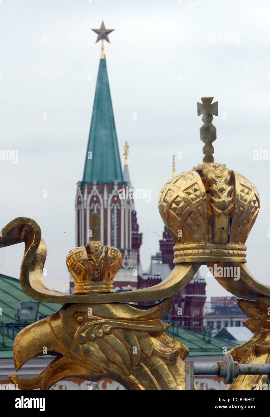 Кремль с двуглавыми орлами