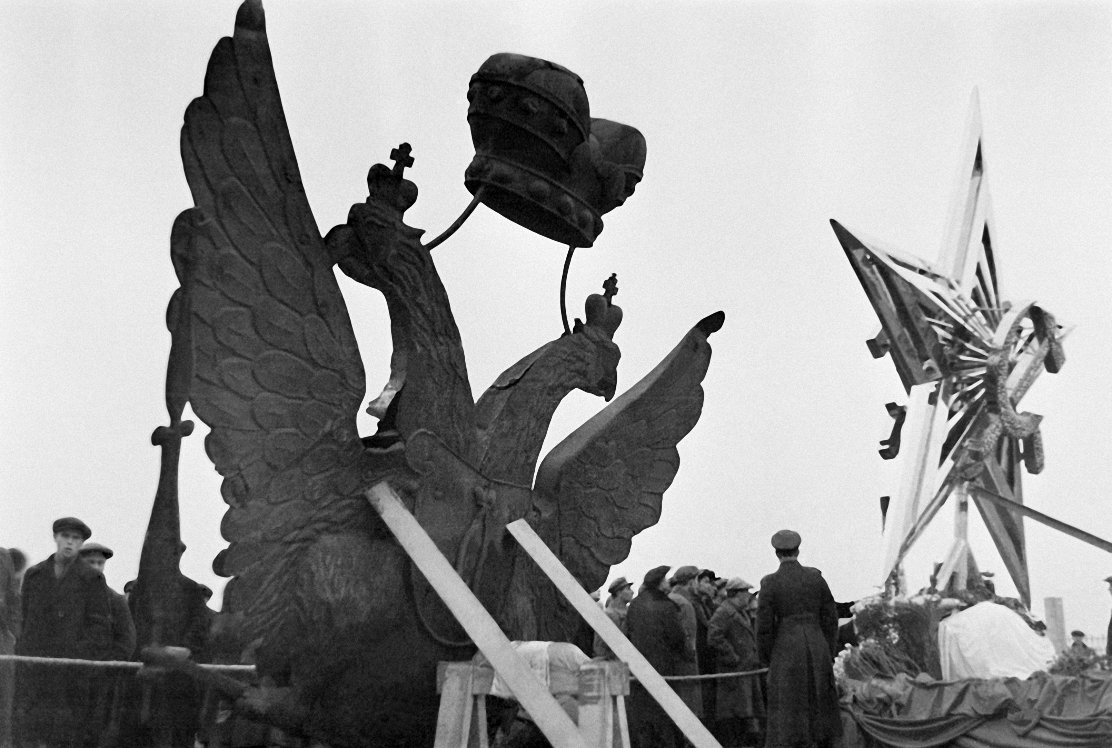 1935 Первая пятиконечная звезда на Спасской башне