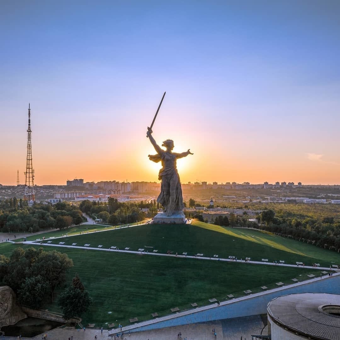 Мамаев Курган на закате
