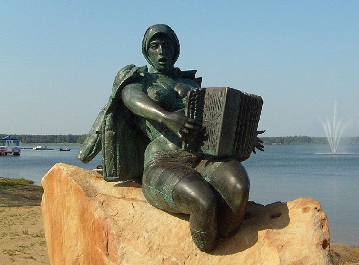 Озеро Сенеж памятник Русалка