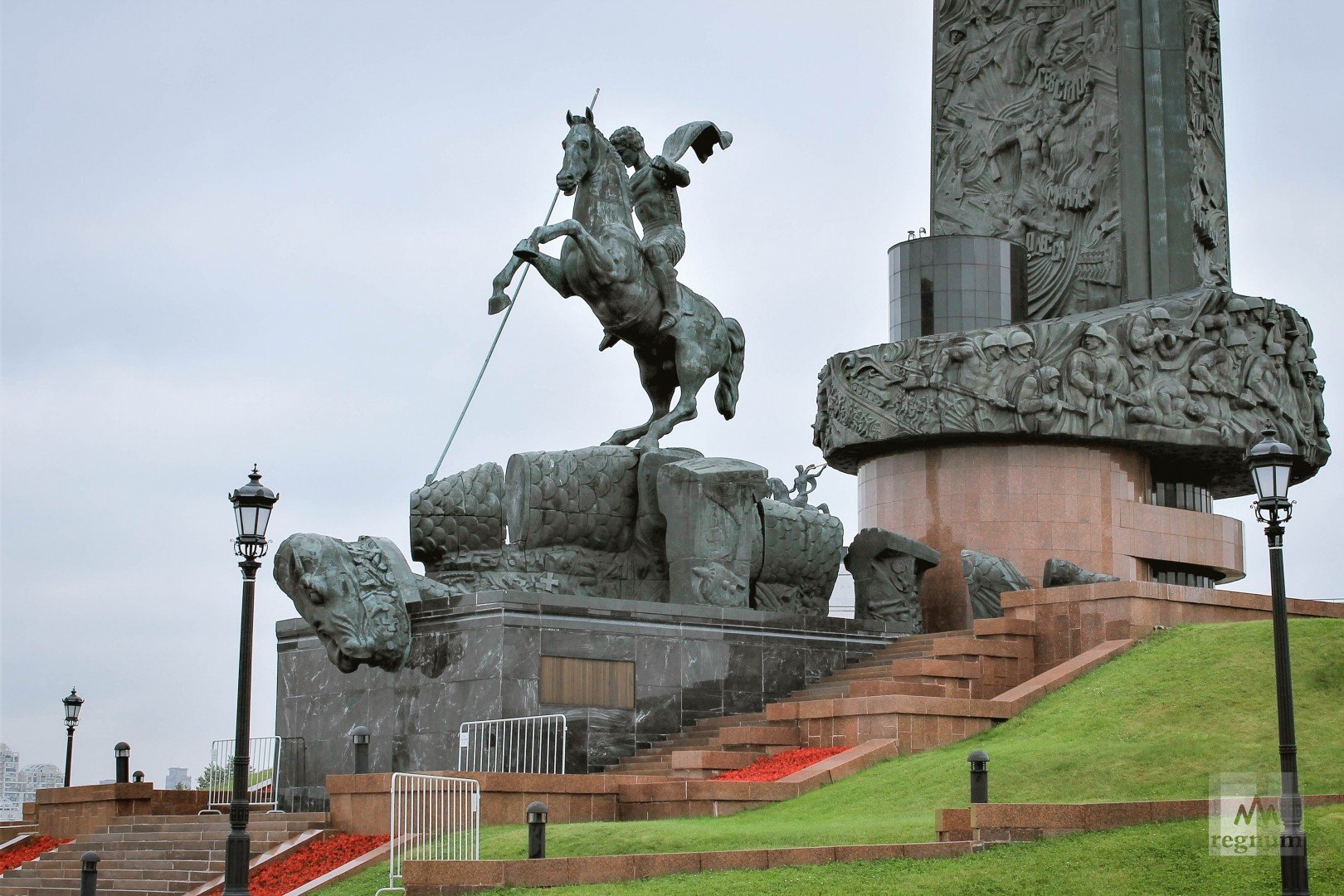 Памятник монумент победы. Памятник Церетели в Москве на Поклонной горе. Монумент Победы Церетели. Памятник в парке Победы Москва Церетели.