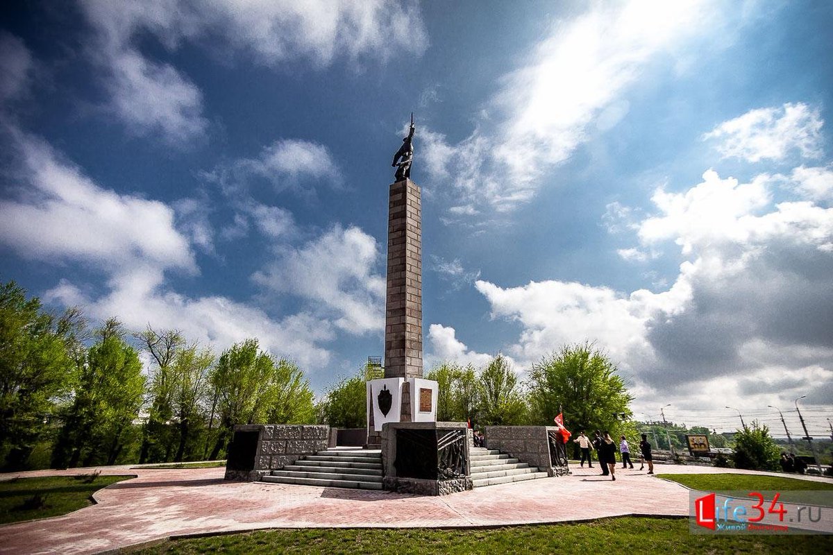 Площадь волгоградской. Памятник чекистам в Волгограде. Площадь Чекистов Волгоград памятник. Памятник чекистам 10 дивизии НКВД В Волгограде. Обелиск Волгоград.