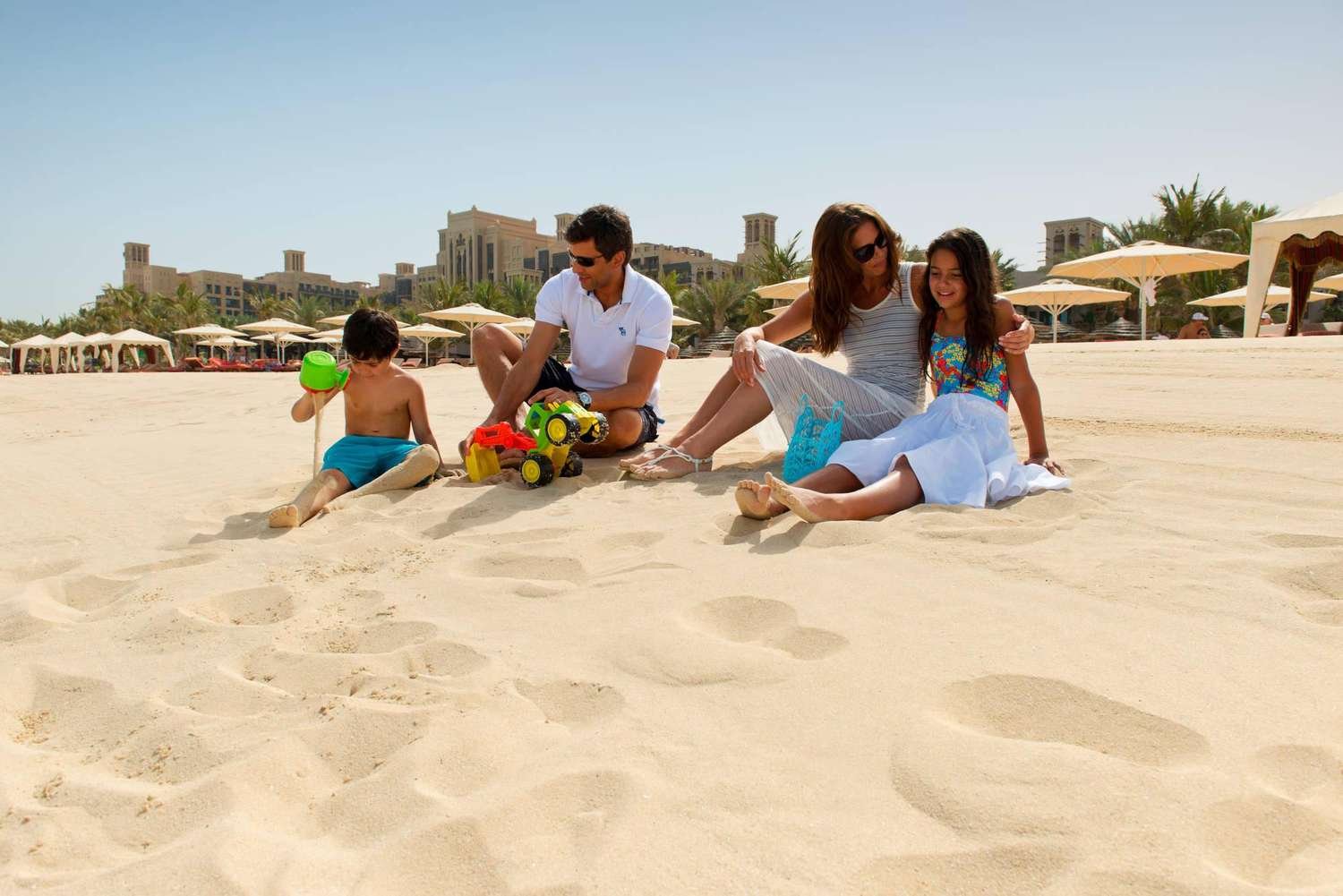 Дубай на неделю на двоих. Мадинат пляж Дубай. Кайт Бич Дубай. Семья в Дубае. Семья в Эмиратах.