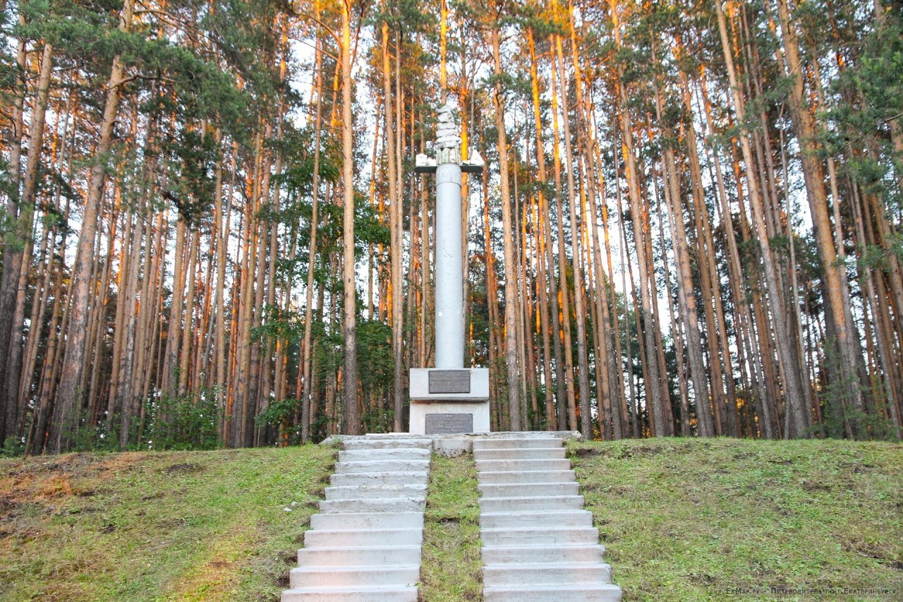 Фото березовский свердловская область. Памятники в Березовском Свердловской области. Достопримечательности города Березовский. Березовский Екатеринбург памятник. Стелла Березовский Свердловская область.