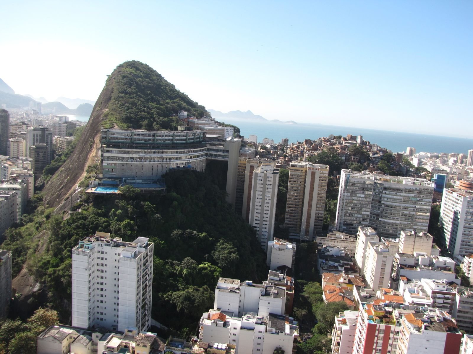 Rio de janeiro фильтр. Рио-де-Жанейро. Дома в Рио де Жанейро. Элитные районы Рио де Жанейро. Квартира в Рио де Жанейро.