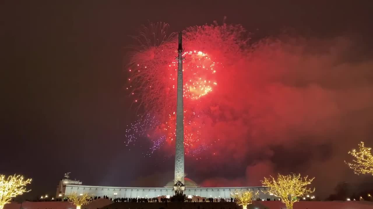 9 мая на поклонной горе. Салют на Поклонной горе. Поклонная гора салют 2022. Салют Победы на Поклонной горе. Салют в парке Победы на Поклонной горе.