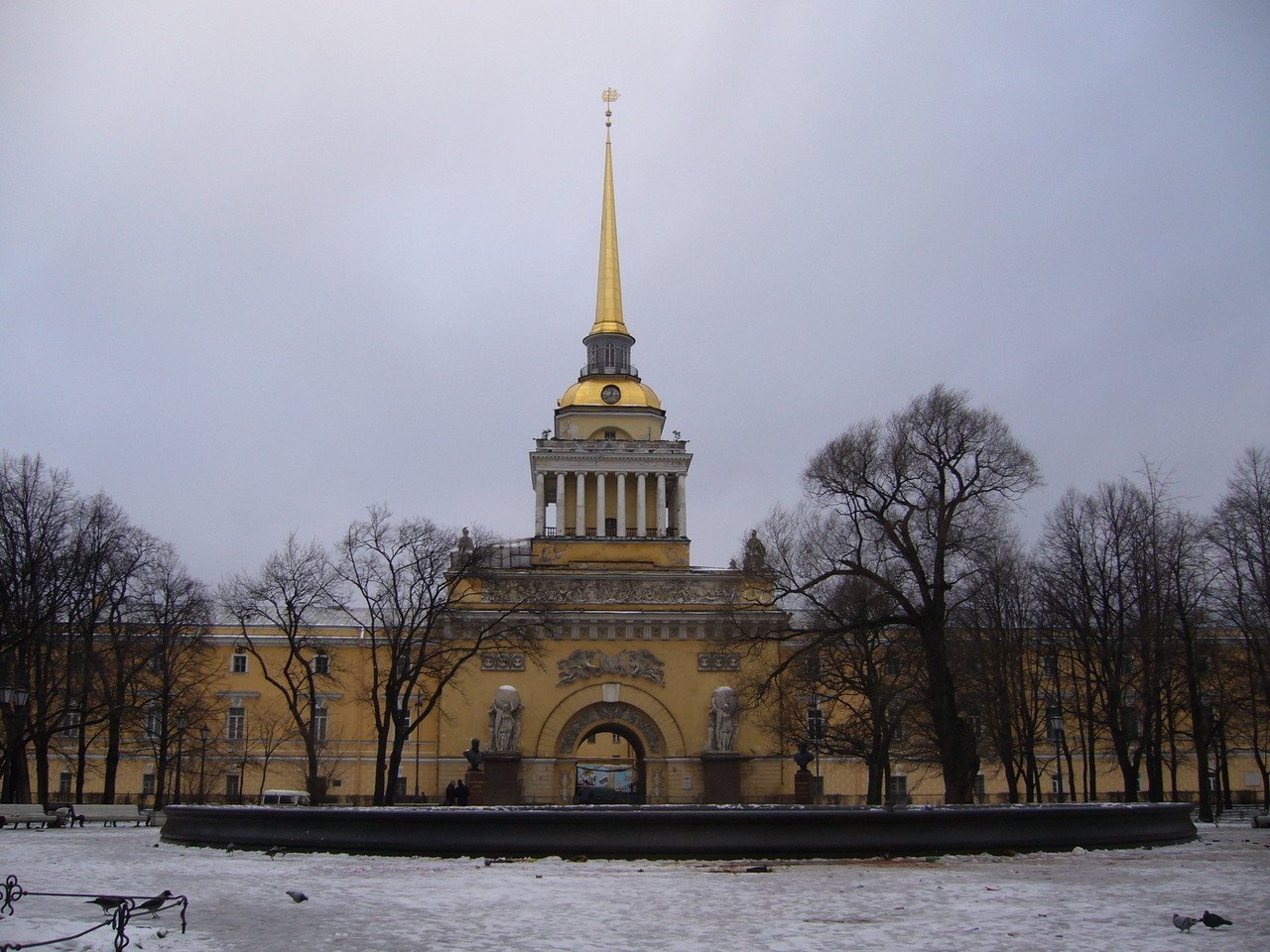 Здание Адмиралтейства в Санкт Петербурге ночью