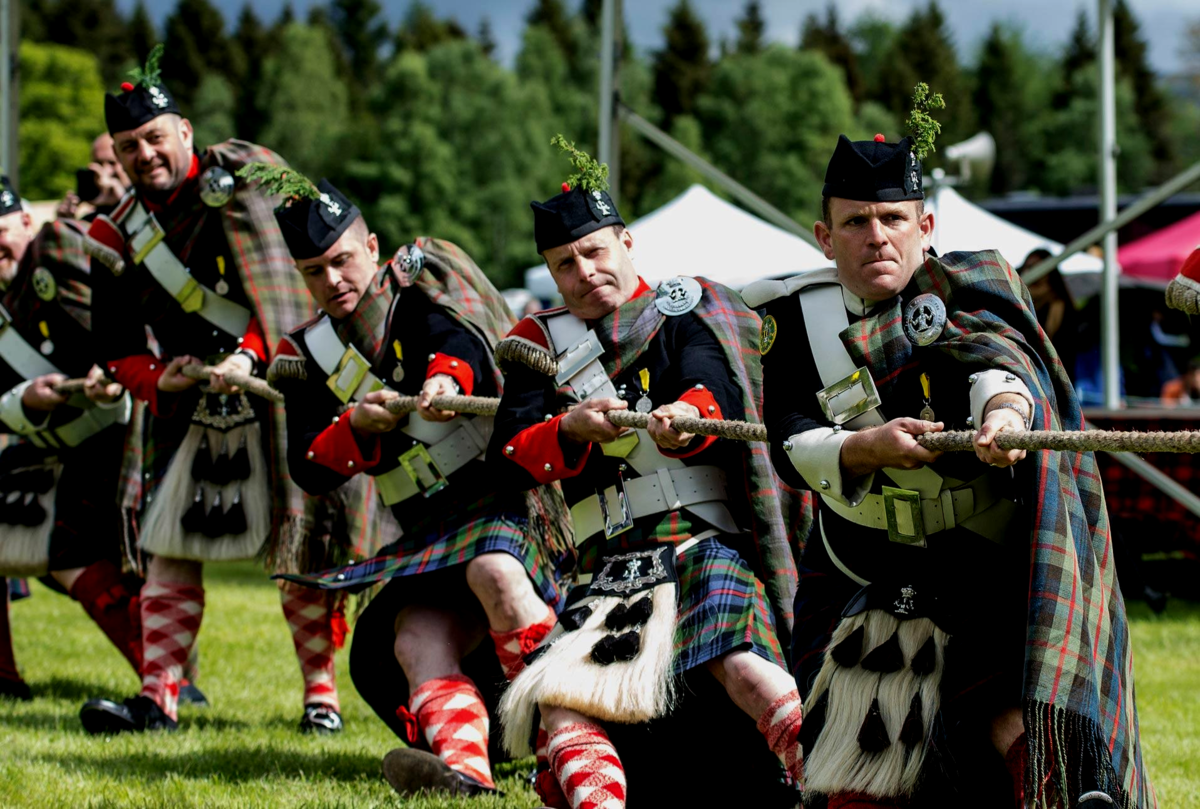 Хайленд шотландия. Фестиваль Highland Gatherings в Шотландии. Хайленд геймс в Шотландии. Горские игры в Шотландии. Игры Горцев в Шотландии.