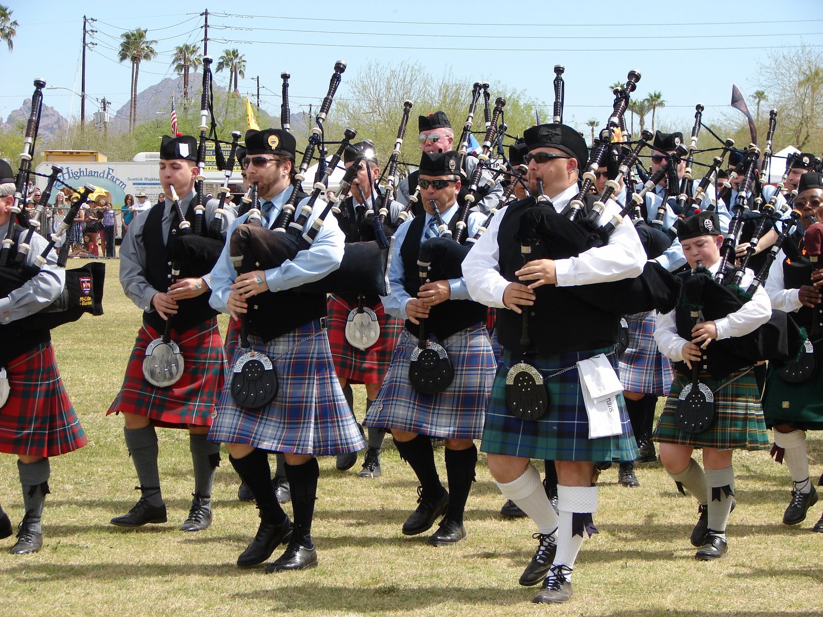 Scotland includes. Фестиваль Highland Gatherings в Шотландии. Фестиваль хайленд Газеринг в Шотландии. Шотландские волынщики картина. Игры Горцев в Шотландии.