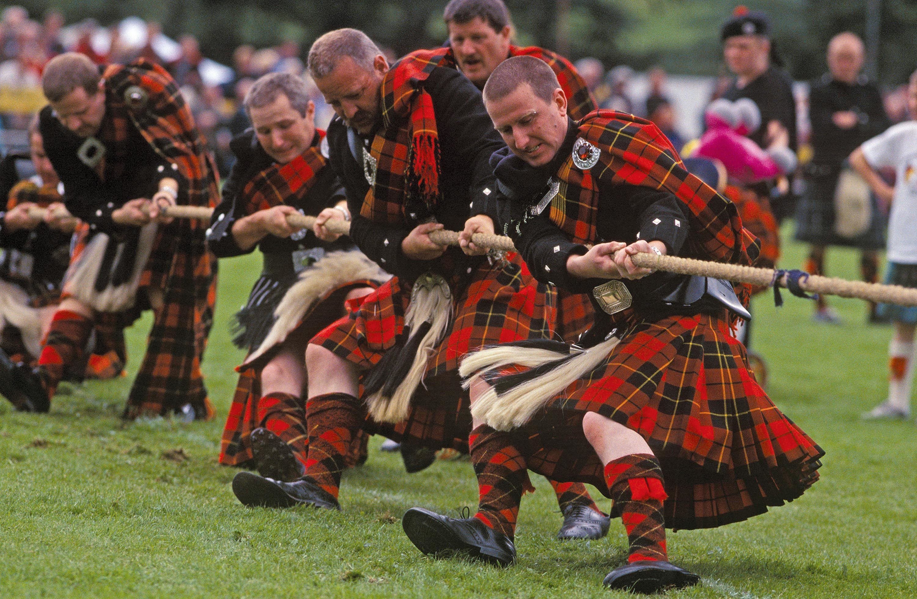 Деревня волынка. Фестиваль Highland Gatherings в Шотландии. Игры Горцев в Шотландии. Горские игры в Шотландии. Игры высокогорья в Шотландии.