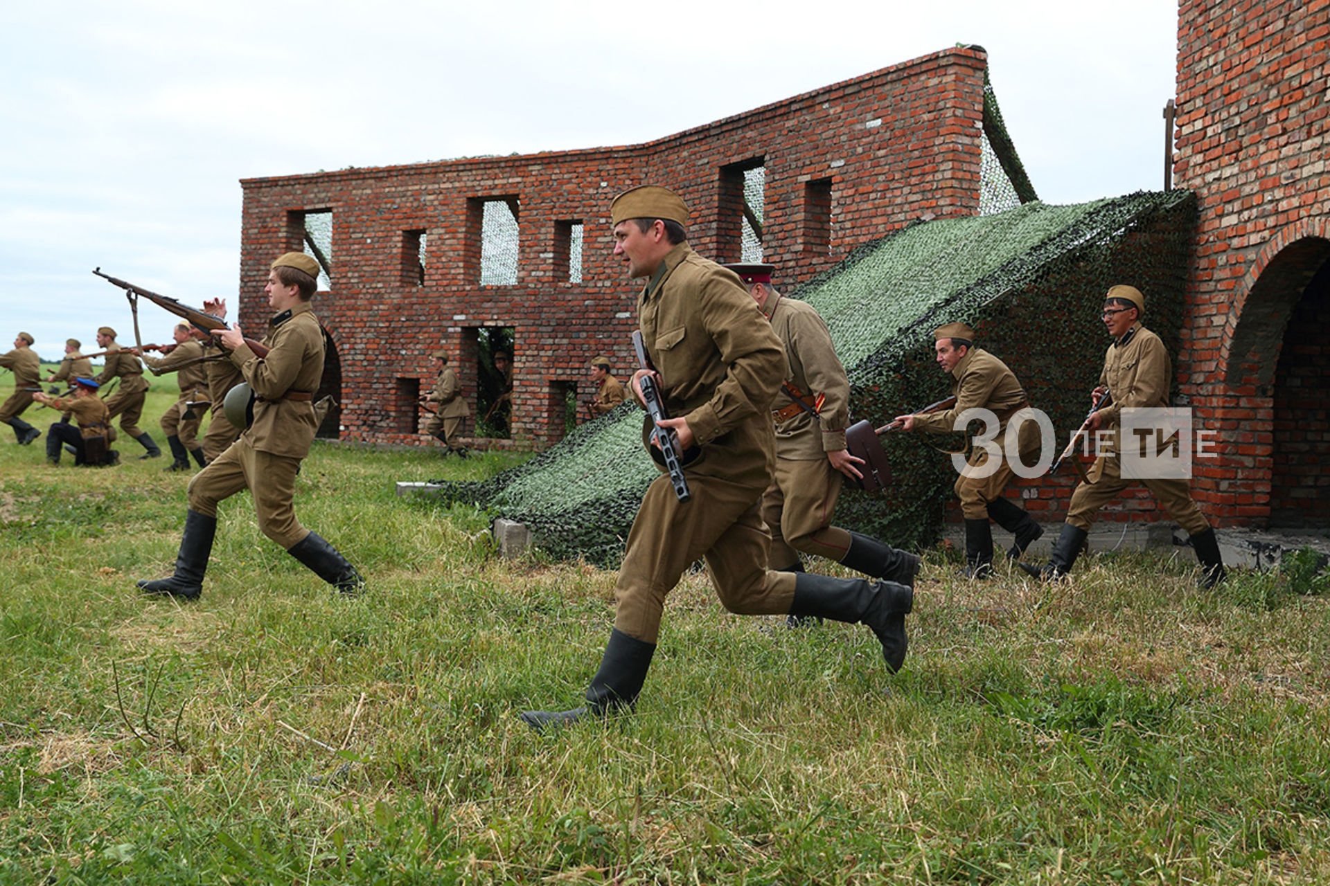 Слушай брестская крепость. Штурм Брестской крепости 1941. Брестская крепость 22 июня 1941. Оборона крепости Брест. Крепость Брест 1941.